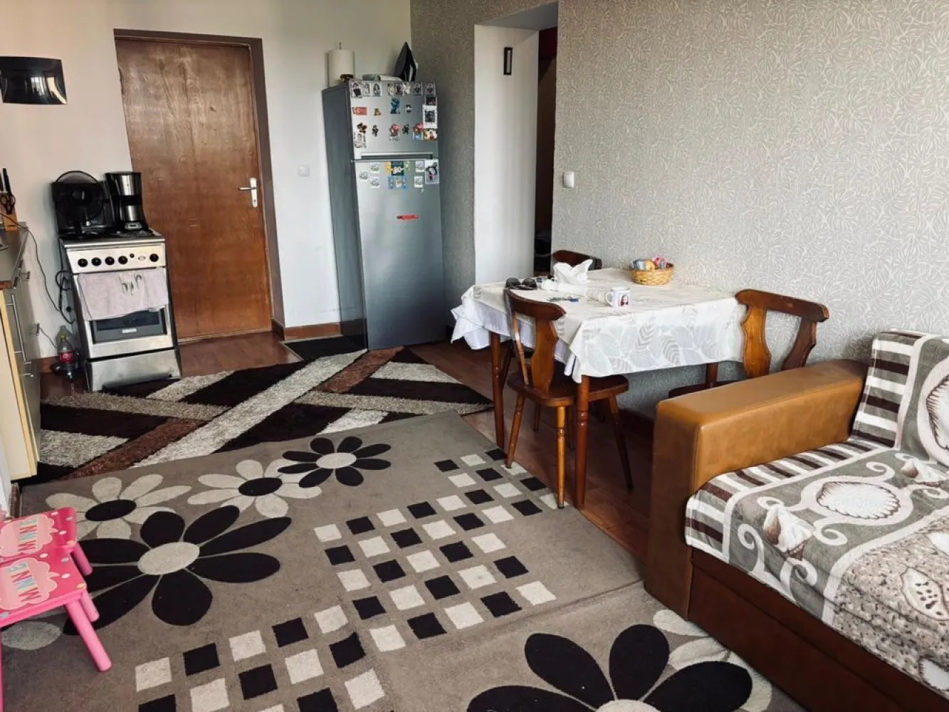 BRASADAS vinde ap 2 cam pe Closca etaj 2. - Agentia Imobiliara BRASADAS vinde apartament cu 2 camere, situat la etajul 2.
Se vinde mobilat parțial și complet utilat. 
Hol cu acces la baie și dormitor. 
Bloc construit după 2008. 
Liber de sarcini - ideal prin credit.
Www.brasadas.com.