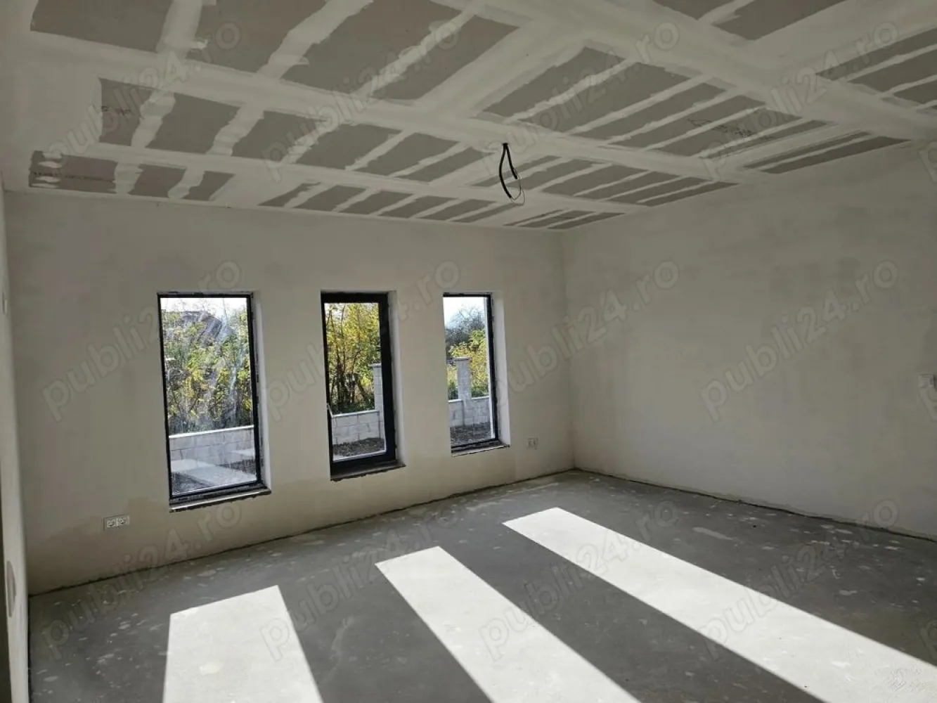 BRASADAS vinde casa 3 cam 2025 în lazuri - Agenția imobiliara BRASADAS vinde casă familială nouă, modernă Lazuri (la doar 4 km de Satu Mare)

Se oferă spre vânzare o casă familială nouă, modernă, amplasată într-o zonă liniștită și plăcută din Lazuri, la doar 4 km de Satu Mare.

Proprietatea se întinde pe un teren de 450 m , iar locuința are o suprafață construită de 126 m , realizată integral din cărămidă, pe o structură solidă și durabilă, cu finisaje moderne și confort de top.

Pereții sunt izolați cu polistiren de 10 cm și prevăzuți cu ferestre termopan Rehau, oferind eficiență termică și confort sporit.
Acoperișul este masiv, acoperit cu țiglă de beton, iar casa dispune de încălzire în pardoseală și este racordată la apă, curent electric și canalizare.

Curtea este spațioasă, curată și îngrijită, împrejmuită cu gard modern, având două intrări separate, ambele accesibile cu mașina.

Compartimentare:
2 dormitoare spațioase
 1 baie modernă
living generos
bucătărie
cămară (spajz)
cameră tehnică
terasă mare și acoperită

Actele sunt în regulă, proprietatea poate fi trecută imediat pe nume.

Www.brasadas.com.