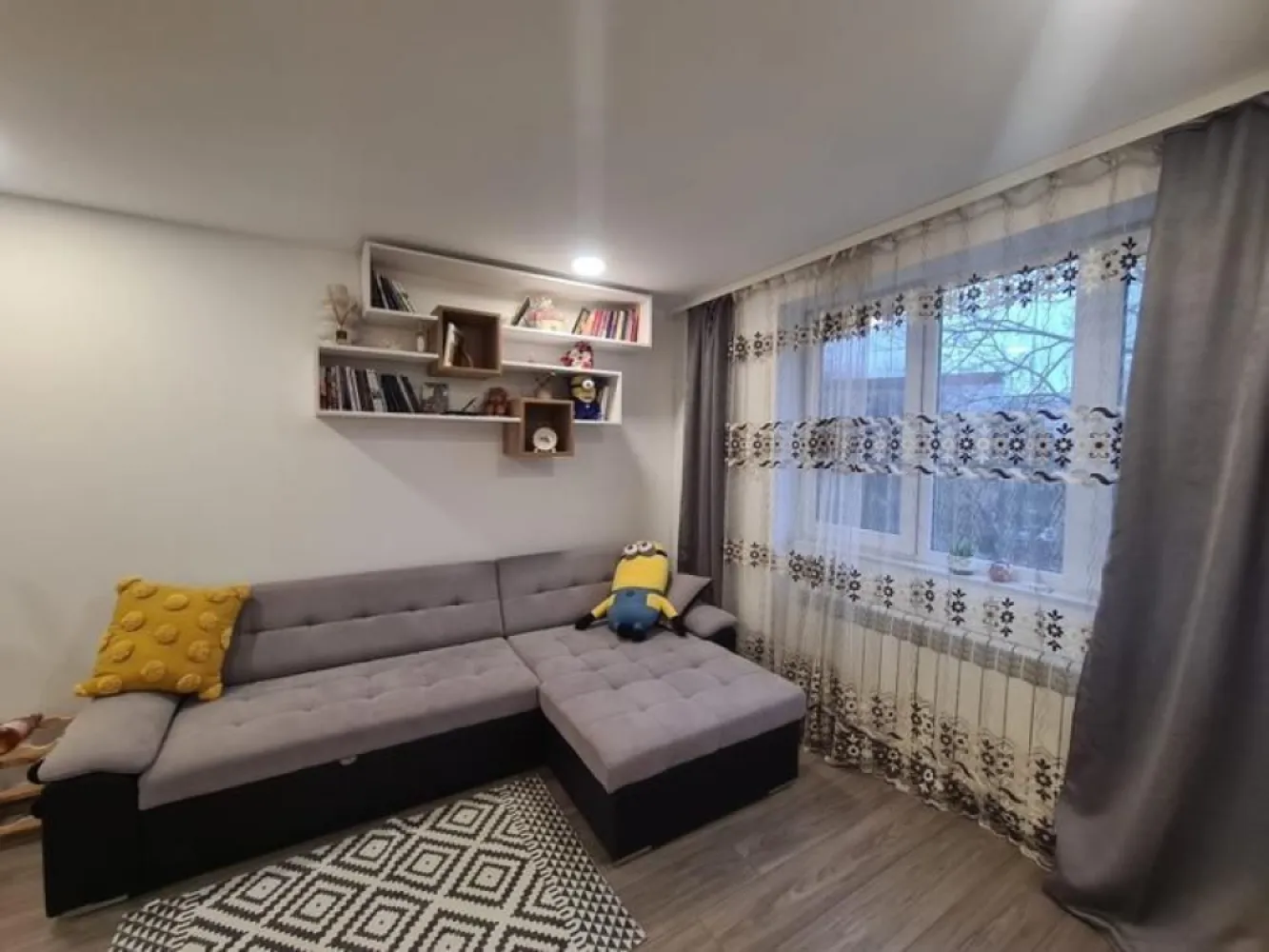 BRASADAS vinde ap 2 cam in Micro 14 complet renovat. - Agentia imobiliara BRASADAS vinde apartament cu două camere decomandat, situat in cartierul Micro 14, Str. Dariu Pop, foarte aproape de grădiniță și creșă, spital, piață, Shopping City.
Suprafață utilă 52 mp, etaj 2/4, acces în scară securizat cu interfon și este compartimentat în felul următor: hol cu acces la un living spațios și bucătărie, baie, dormitor cu acces la balcon complet izolat cu geamuri termopan.
Apartamentul a fost complet renovat, geamuri noi, izolare internă, instalație electrică, instalație sanitară și încălzire, centrală și calorifere noi, parchet laminat, bucătărie la comandă complet mobilată și utilată( frigider, aragaz și cuptor pe inducție, hotă cu evacuare exterioară), baie complet utilată, cu cadă, uși interior + ușă acces incintă dublu securizată, dormitor cu pat matrimonial + noptiere suspendate, dulap cu uși glisante, mobilier living la comandă dotat cu canapea extensibilă, bibliotecă, dulapuri suspendate, masă cu 4 scaune, un hol spațios cu oglindă și depozitare incălțăminte integrată, separeu pentru centrală termică si mașină de spalat rufe cu uscator integrat. Mobila intregului apartament a fost creată la comandă pentru a facilita o suprafață utilă cat mai mare si spațiu de depozitare eficient, respectand normele de calitate cat mai înalte. In concluzie s-au depus investitii serioase pentru a fii cat mai plăcut, modern și util.
Apartamentul se vinde la cheie cu toate utilitațiile dispuse.
Www.brasadas.com.