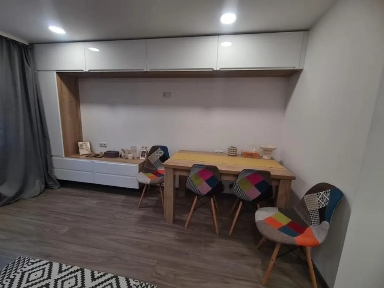 BRASADAS vinde ap 2 cam in Micro 14 complet renovat. - Agentia imobiliara BRASADAS vinde apartament cu două camere decomandat, situat in cartierul Micro 14, Str. Dariu Pop, foarte aproape de grădiniță și creșă, spital, piață, Shopping City.
Suprafață utilă 52 mp, etaj 2/4, acces în scară securizat cu interfon și este compartimentat în felul următor: hol cu acces la un living spațios și bucătărie, baie, dormitor cu acces la balcon complet izolat cu geamuri termopan.
Apartamentul a fost complet renovat, geamuri noi, izolare internă, instalație electrică, instalație sanitară și încălzire, centrală și calorifere noi, parchet laminat, bucătărie la comandă complet mobilată și utilată( frigider, aragaz și cuptor pe inducție, hotă cu evacuare exterioară), baie complet utilată, cu cadă, uși interior + ușă acces incintă dublu securizată, dormitor cu pat matrimonial + noptiere suspendate, dulap cu uși glisante, mobilier living la comandă dotat cu canapea extensibilă, bibliotecă, dulapuri suspendate, masă cu 4 scaune, un hol spațios cu oglindă și depozitare incălțăminte integrată, separeu pentru centrală termică si mașină de spalat rufe cu uscator integrat. Mobila intregului apartament a fost creată la comandă pentru a facilita o suprafață utilă cat mai mare si spațiu de depozitare eficient, respectand normele de calitate cat mai înalte. In concluzie s-au depus investitii serioase pentru a fii cat mai plăcut, modern și util.
Apartamentul se vinde la cheie cu toate utilitațiile dispuse.
Www.brasadas.com.