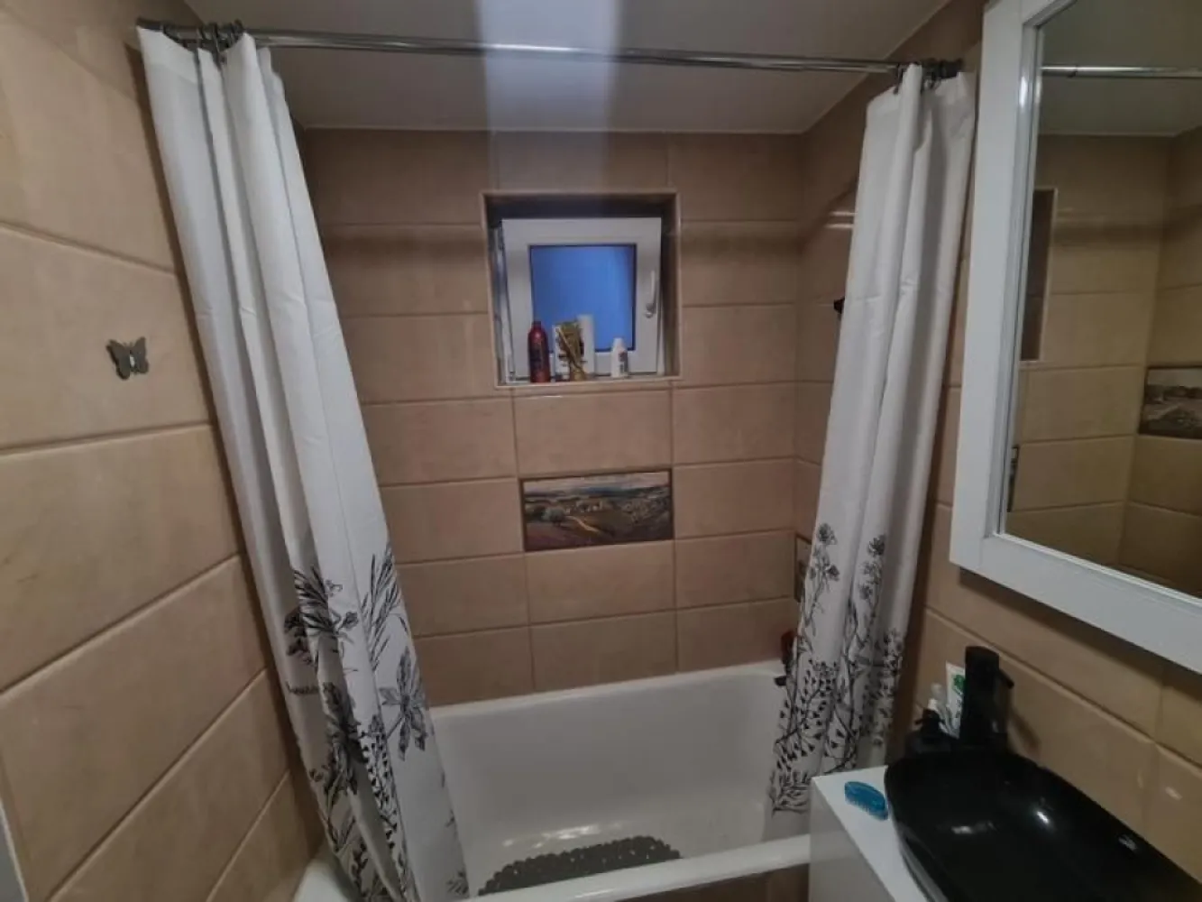 BRASADAS vinde ap 2 cam in Micro 14 complet renovat. - Agentia imobiliara BRASADAS vinde apartament cu două camere decomandat, situat in cartierul Micro 14, Str. Dariu Pop, foarte aproape de grădiniță și creșă, spital, piață, Shopping City.
Suprafață utilă 52 mp, etaj 2/4, acces în scară securizat cu interfon și este compartimentat în felul următor: hol cu acces la un living spațios și bucătărie, baie, dormitor cu acces la balcon complet izolat cu geamuri termopan.
Apartamentul a fost complet renovat, geamuri noi, izolare internă, instalație electrică, instalație sanitară și încălzire, centrală și calorifere noi, parchet laminat, bucătărie la comandă complet mobilată și utilată( frigider, aragaz și cuptor pe inducție, hotă cu evacuare exterioară), baie complet utilată, cu cadă, uși interior + ușă acces incintă dublu securizată, dormitor cu pat matrimonial + noptiere suspendate, dulap cu uși glisante, mobilier living la comandă dotat cu canapea extensibilă, bibliotecă, dulapuri suspendate, masă cu 4 scaune, un hol spațios cu oglindă și depozitare incălțăminte integrată, separeu pentru centrală termică si mașină de spalat rufe cu uscator integrat. Mobila intregului apartament a fost creată la comandă pentru a facilita o suprafață utilă cat mai mare si spațiu de depozitare eficient, respectand normele de calitate cat mai înalte. In concluzie s-au depus investitii serioase pentru a fii cat mai plăcut, modern și util.
Apartamentul se vinde la cheie cu toate utilitațiile dispuse.
Www.brasadas.com.