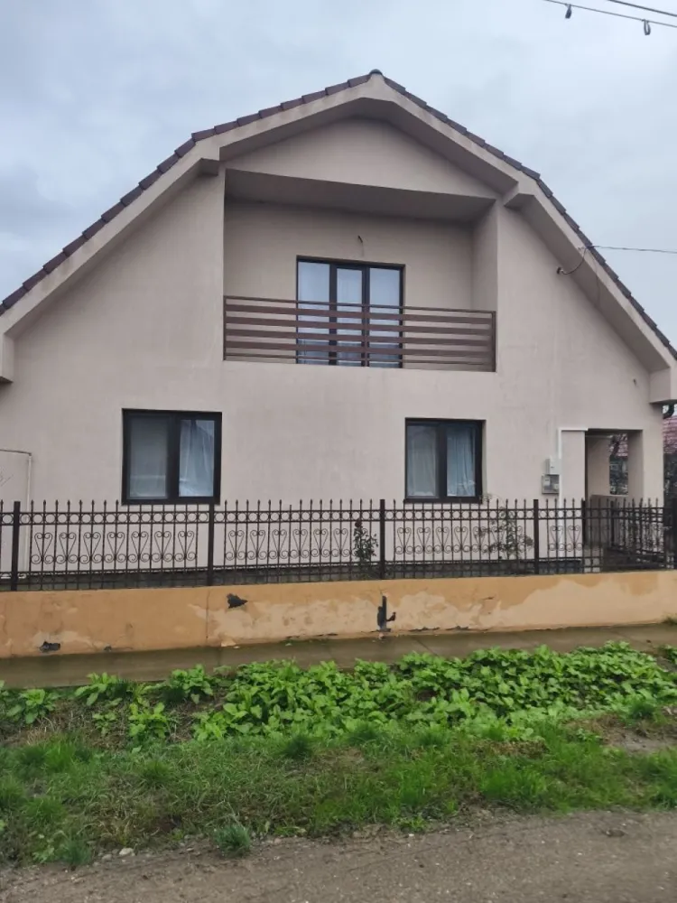 Vând casă P+M , în Păulești Str Principala - Vând casă P+M in Păulești Str Principala,suprafață 180 mp, teren 22 arii. Casa este compusa din 4 camere,2 bai, living, bucătărie, 2balcoane,in curte terasa amenajat tip ciuperca.