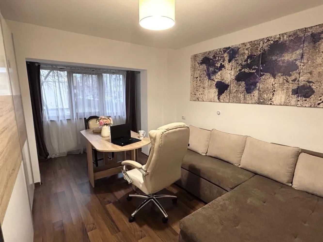 BRASADAS vinde ap 4 cam Mărăști 78mp Mobilat Utilat. - Agentia Imobiliara BRASADAS vinde apartament modern, mobilat și utilat, cu toate facilitățile, încălzire în Pardoseală, izolat termic in bloc cu 4 etaje, in cea mai buna zonă din Cluj, fiind situat la parter. 
Lângă parc, școala, Kaufland și stații de autobuz dar în același timp nu în aglomerație, ci într-o zonă liniștită. 
Apartamentul dispune de 78 mp utili și are beci renovat recent cu rafturi, loc de parcare chiar lângă ușa blocului și spațiu generos de verdeață. 
El este compartimentat astfel: 
- 3 dormitoare
- 2 băi
- 1 living separat
- 1 bucătărie separat

Apartamentul se vinde mobilat și utilat modern cu toata aparatura necesară - frigider, mașină de spălat, mașina de uscat, mașina de spălat vase, TV plasmă 138cm diagonală, pat matrimonial 2x2m, colțar, mobilier, etc..

Blocul chiar daca este din anul 1987(deci nu f vechi, este reabilitat modern și izolat)

Www.brasadas.com.