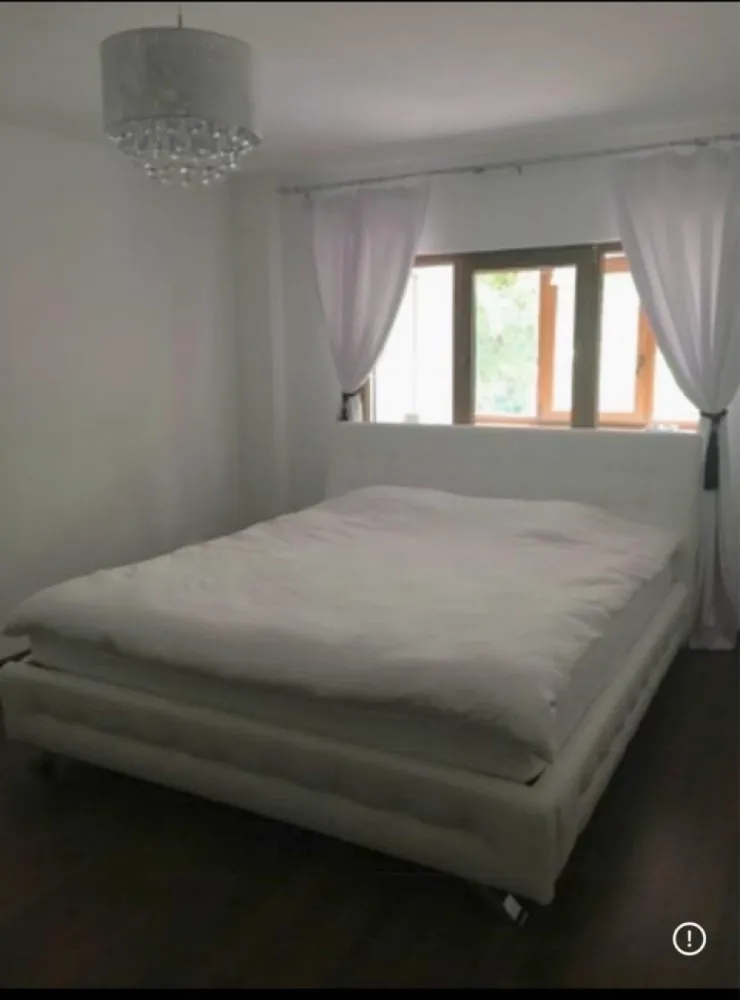 BRASADAS vinde ap 4 cam Mărăști 78mp Mobilat Utilat. - Agentia Imobiliara BRASADAS vinde apartament modern, mobilat și utilat, cu toate facilitățile, încălzire în Pardoseală, izolat termic in bloc cu 4 etaje, in cea mai buna zonă din Cluj, fiind situat la parter. 
Lângă parc, școala, Kaufland și stații de autobuz dar în același timp nu în aglomerație, ci într-o zonă liniștită. 
Apartamentul dispune de 78 mp utili și are beci renovat recent cu rafturi, loc de parcare chiar lângă ușa blocului și spațiu generos de verdeață. 
El este compartimentat astfel: 
- 3 dormitoare
- 2 băi
- 1 living separat
- 1 bucătărie separat

Apartamentul se vinde mobilat și utilat modern cu toata aparatura necesară - frigider, mașină de spălat, mașina de uscat, mașina de spălat vase, TV plasmă 138cm diagonală, pat matrimonial 2x2m, colțar, mobilier, etc..

Blocul chiar daca este din anul 1987(deci nu f vechi, este reabilitat modern și izolat)

Www.brasadas.com.