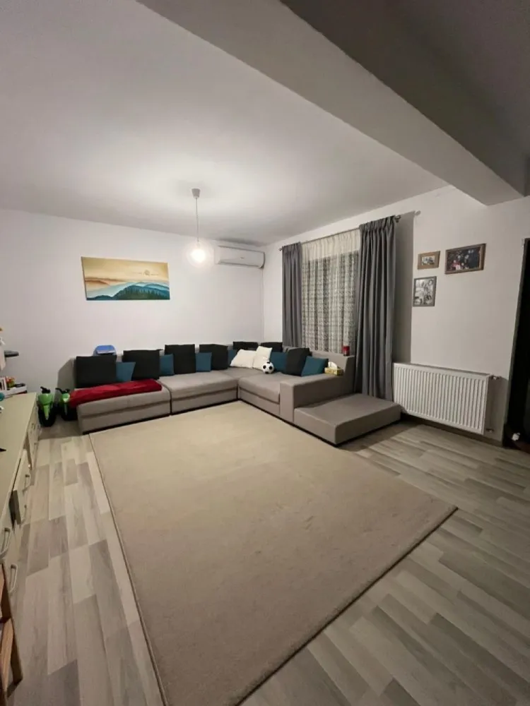 BRASADAS vinde DUPLEX 3 cam | Mobilată | Terasă, curte. - Agentia Imobiliara BRASADAS vinde casă tip DUPLEX cu suprafață utilă de aproximativ 90 mp, compartimentată eficient, ideală pentru o familie.
Compartimentare:
living spațios
bucătărie
2 dormitoare
dressing (poate fi folosit și ca dormitor)
baie
Dotări & avantaje:
se vinde complet mobilată și utilată
terasă mare, ideală pentru relaxare
jaluzele exterioare/manuale pentru protecție solară
cămară generoasă
curte cu gard zidit
2 locuri de parcare în curte
Casa este bine întreținută, luminoasă și pregătită pentru mutare imediată.

Www.brasadas.com.