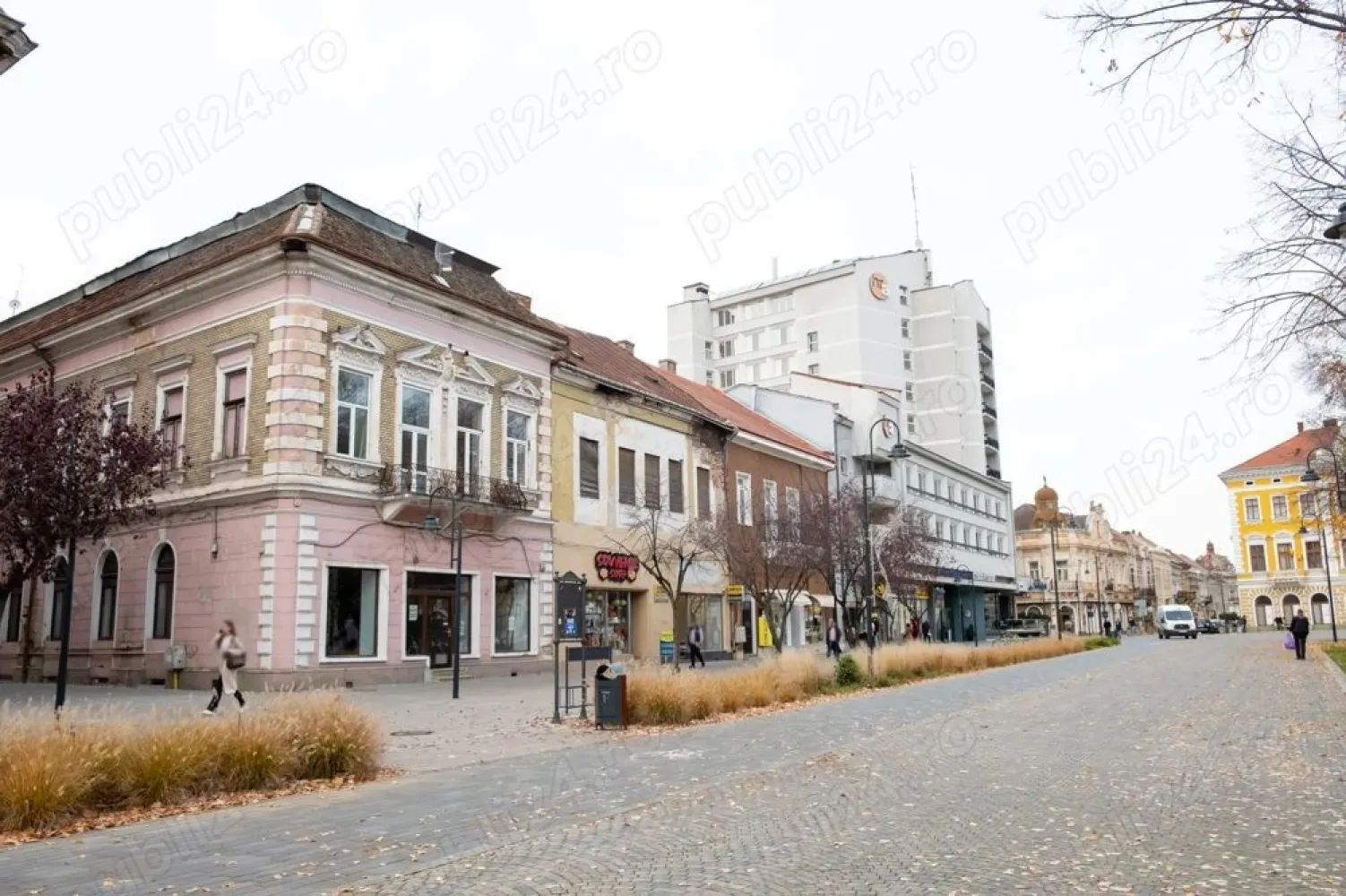 Spatiu Comercial Satu Mare - Oferim spre inchiriere un spatiu comericial ultracentral in Satu mare cu intrarea principala situata inspre parcul central. Suprafata utila este de 160 m2 si dispune de un semi-etaj de 40m2. Accesul principal se face de pe Piata Libertatii cu vizibilitate directa spre Parcul Central, dar dispune si de o intrare secundara ( de aprovizionare ) pe Str. Episcop Ham Janos.
Spatiul este dotat cu central termica si exista posibilitatea de personalizare a spatiului. Spatiul dispune de o inaltime generoasa, vitrina mare spre parc si este situat in imediata proximitate a institutiilor, restaurantelor si zonei de promenada.
Dorim colaborare pe termen lung (minim 3 ani) si prezentam disponibilitate imediata.