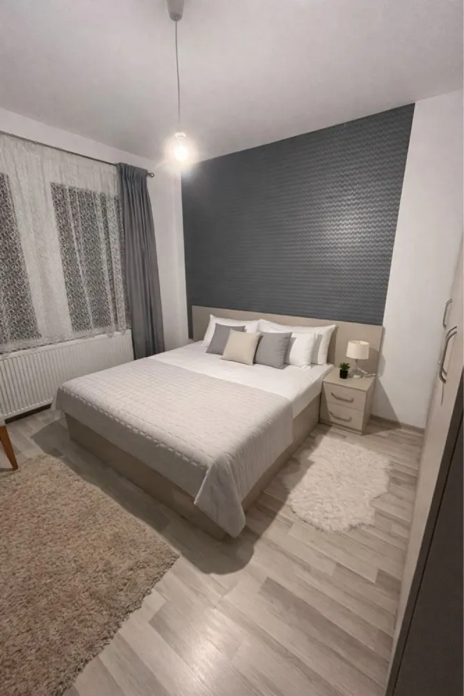 BRASADAS vinde DUPLEX 3 cam | Mobilată | Terasă, curte. - Agentia Imobiliara BRASADAS vinde casă tip DUPLEX cu suprafață utilă de aproximativ 90 mp, compartimentată eficient, ideală pentru o familie.
Compartimentare:
living spațios
bucătărie
2 dormitoare
dressing (poate fi folosit și ca dormitor)
baie
Dotări & avantaje:
se vinde complet mobilată și utilată
terasă mare, ideală pentru relaxare
jaluzele exterioare/manuale pentru protecție solară
cămară generoasă
curte cu gard zidit
2 locuri de parcare în curte
Casa este bine întreținută, luminoasă și pregătită pentru mutare imediată.

Www.brasadas.com.