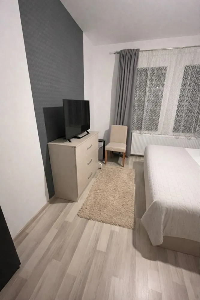 BRASADAS vinde DUPLEX 3 cam | Mobilată | Terasă, curte. - Agentia Imobiliara BRASADAS vinde casă tip DUPLEX cu suprafață utilă de aproximativ 90 mp, compartimentată eficient, ideală pentru o familie.
Compartimentare:
living spațios
bucătărie
2 dormitoare
dressing (poate fi folosit și ca dormitor)
baie
Dotări & avantaje:
se vinde complet mobilată și utilată
terasă mare, ideală pentru relaxare
jaluzele exterioare/manuale pentru protecție solară
cămară generoasă
curte cu gard zidit
2 locuri de parcare în curte
Casa este bine întreținută, luminoasă și pregătită pentru mutare imediată.

Www.brasadas.com.