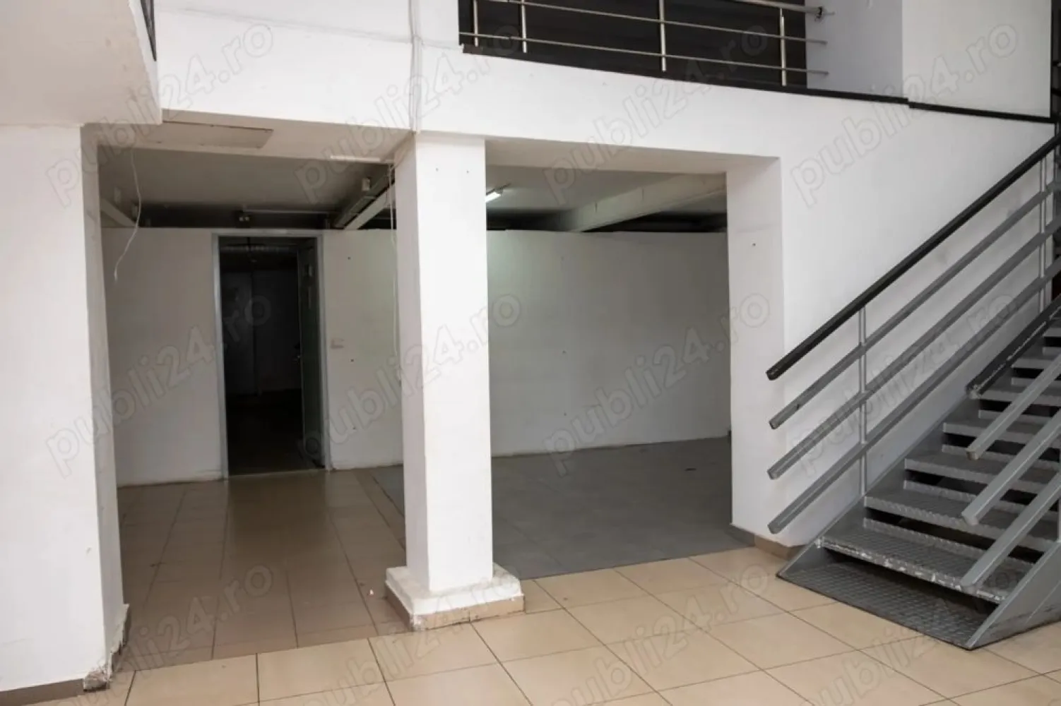 Spatiu Comercial Satu Mare - Oferim spre inchiriere un spatiu comericial ultracentral in Satu mare cu intrarea principala situata inspre parcul central. Suprafata utila este de 160 m2 si dispune de un semi-etaj de 40m2. Accesul principal se face de pe Piata Libertatii cu vizibilitate directa spre Parcul Central, dar dispune si de o intrare secundara ( de aprovizionare ) pe Str. Episcop Ham Janos.
Spatiul este dotat cu central termica si exista posibilitatea de personalizare a spatiului. Spatiul dispune de o inaltime generoasa, vitrina mare spre parc si este situat in imediata proximitate a institutiilor, restaurantelor si zonei de promenada.
Dorim colaborare pe termen lung (minim 3 ani) si prezentam disponibilitate imediata.