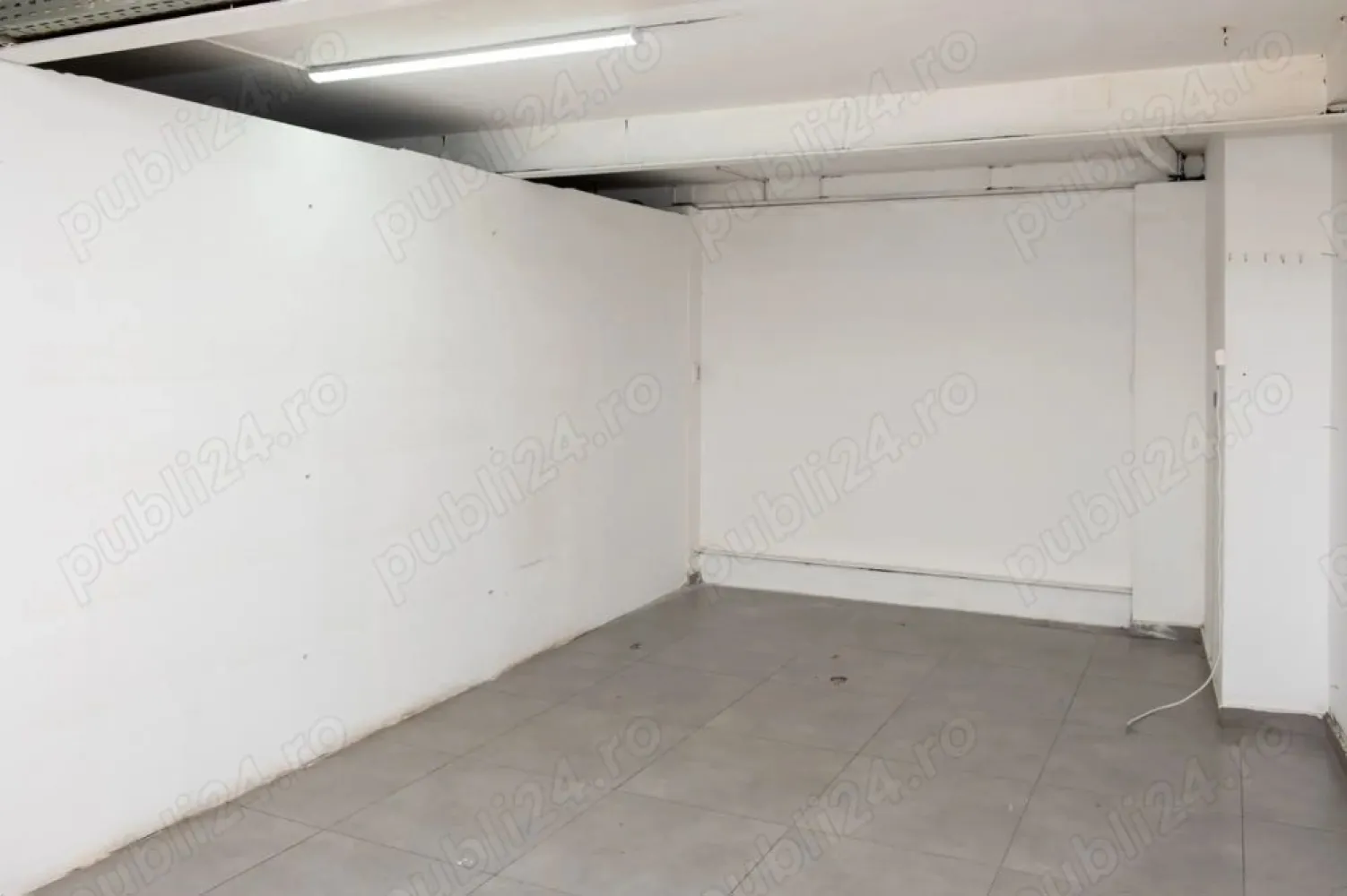Spatiu Comercial Satu Mare - Oferim spre inchiriere un spatiu comericial ultracentral in Satu mare cu intrarea principala situata inspre parcul central. Suprafata utila este de 160 m2 si dispune de un semi-etaj de 40m2. Accesul principal se face de pe Piata Libertatii cu vizibilitate directa spre Parcul Central, dar dispune si de o intrare secundara ( de aprovizionare ) pe Str. Episcop Ham Janos.
Spatiul este dotat cu central termica si exista posibilitatea de personalizare a spatiului. Spatiul dispune de o inaltime generoasa, vitrina mare spre parc si este situat in imediata proximitate a institutiilor, restaurantelor si zonei de promenada.
Dorim colaborare pe termen lung (minim 3 ani) si prezentam disponibilitate imediata.