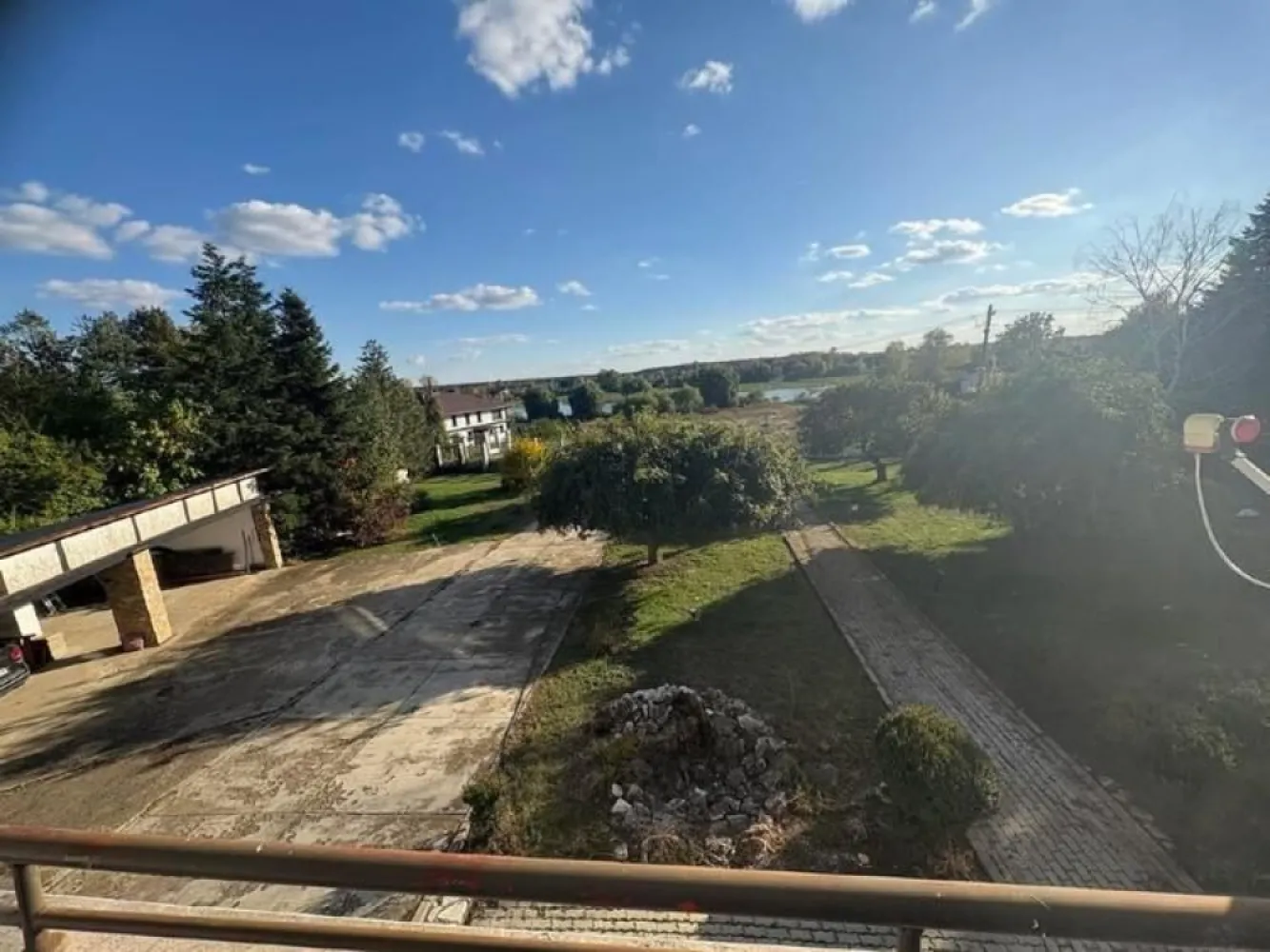 Casa individuală de vânzare Snagov - Vă propun spre vânzare o Vilă spectaculoasă în Izvorani-Lacul Snagov

Pret-595.000€‼️‼️‼️
📞 ￼⁨0724 692 733⁩

- locație excelentă👌
- vilă P+1+M
- drum privat
-950 mp suprafața totală
-750 locuință
-200 mp anexe
-teren 4000 mp
-7 camere
-Living generos cu ferestre mari
-Bucatarie foarte spatioasa
-4 Dormitoare
-3 bai, dintre care una cu sauna.
- vedere panoramica la Lacul Snagov
-piscina proprie 
-2 foisoare cu suprafata de 124 mp, respectiv 106 mp
-Terase largi, cu vedere panoramica catre Lacul Snagov👌
Posibilitatea achiziționării acces lac în fața proprietății ‼️
-Foisor &terasa
- bucatarie de vara
-garaj cu 4 locuri de parcare acoperite 
-casa separata pentru musafiri
-fațada de 60 de metri
-materiale premium

Pret-595.000€‼️‼️‼️
