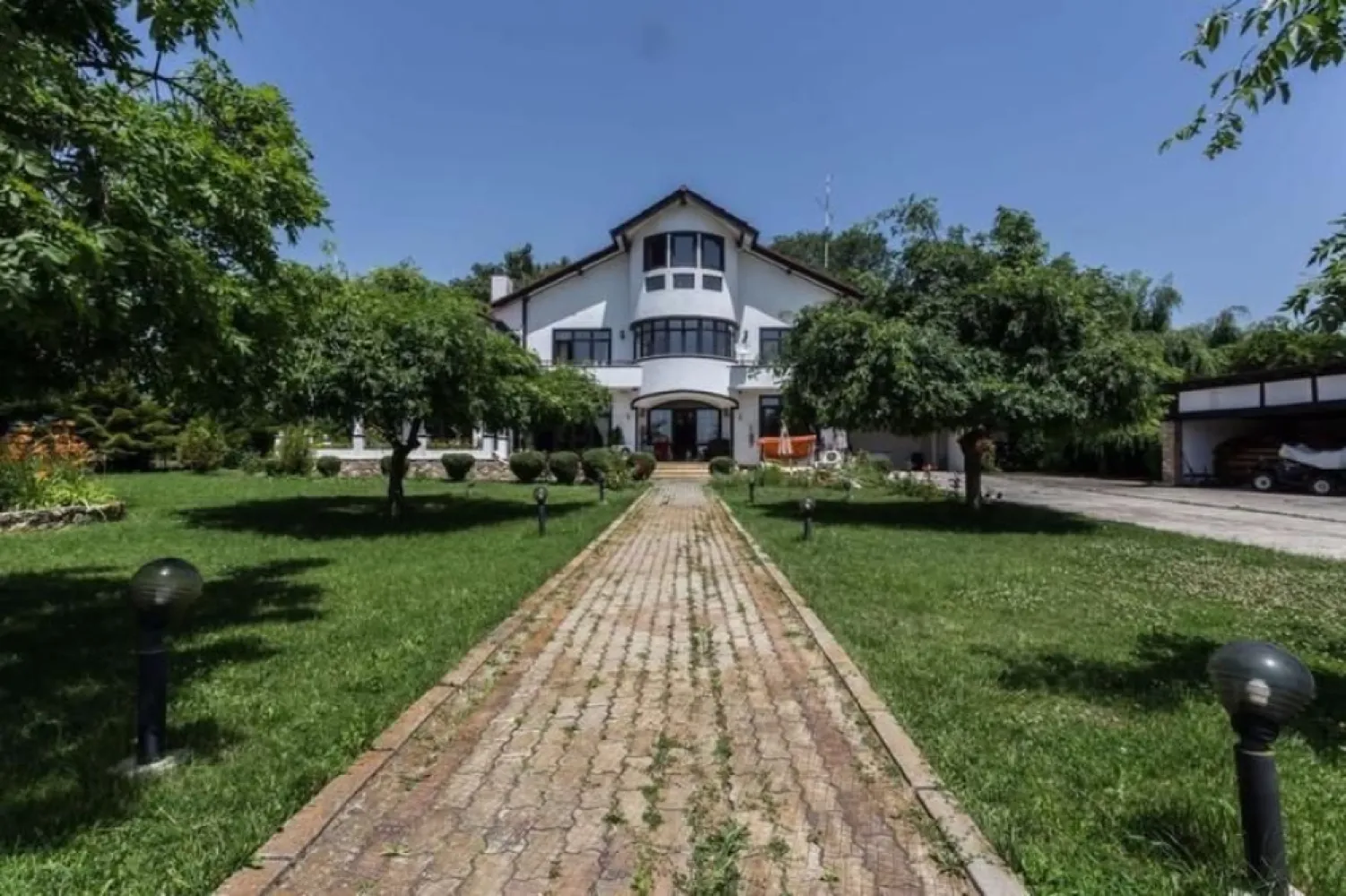 Casa individuală de vânzare Snagov - Vă propun spre vânzare o Vilă spectaculoasă în Izvorani-Lacul Snagov

Pret-595.000€‼️‼️‼️
📞 ￼⁨0724 692 733⁩

- locație excelentă👌
- vilă P+1+M
- drum privat
-950 mp suprafața totală
-750 locuință
-200 mp anexe
-teren 4000 mp
-7 camere
-Living generos cu ferestre mari
-Bucatarie foarte spatioasa
-4 Dormitoare
-3 bai, dintre care una cu sauna.
- vedere panoramica la Lacul Snagov
-piscina proprie 
-2 foisoare cu suprafata de 124 mp, respectiv 106 mp
-Terase largi, cu vedere panoramica catre Lacul Snagov👌
Posibilitatea achiziționării acces lac în fața proprietății ‼️
-Foisor &terasa
- bucatarie de vara
-garaj cu 4 locuri de parcare acoperite 
-casa separata pentru musafiri
-fațada de 60 de metri
-materiale premium

Pret-595.000€‼️‼️‼️
