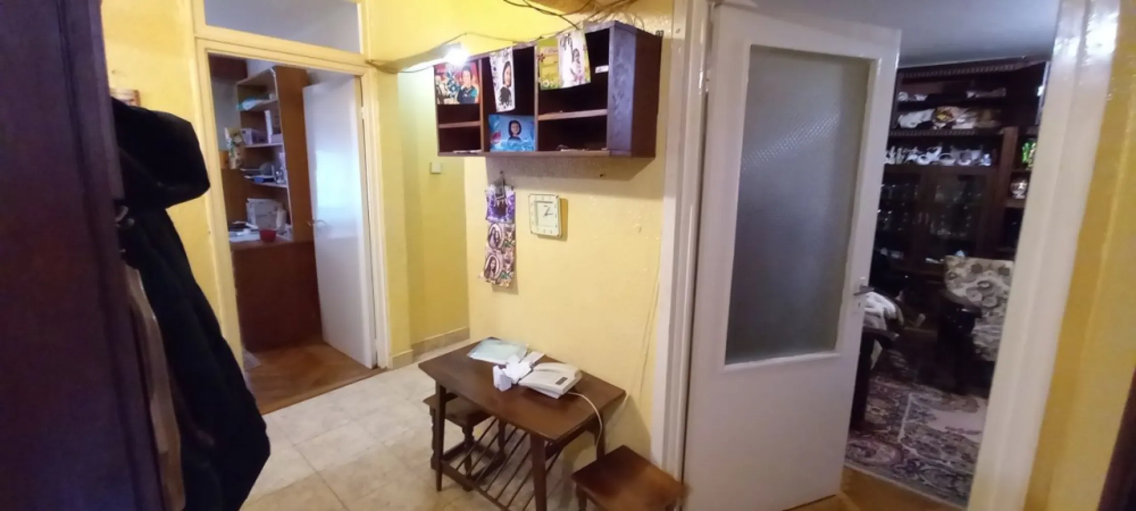 BRASADAS vinde ap 3 cam Micro 16, et. 1/4. - Agenția imobiliara BRASADAS vinde apartament 3 camere, decomandat, 2 băi, 1 balcon închis, 1 balcon deschis, etaj 1, în M 16, str. Rozmarin, Nr 2, Satu Mare, zonă foarte bună și liniștită, în apropiere exista stație de autobuz, mai multe parcuri, magazine, școală și grădiniță, loc de parcare pentru reședință, scara de bloc este îngrijită, nu sunt probleme cu vecinii. Se poate locui în starea actuală sau se poate renova după preferințele fiecăruia. Centrala termica este noua, mobilierul este din lemn masiv (se poate reconditiona), parchet din lemn masiv, 1 balcon închis cu termopan.
Www.brasadas.com.