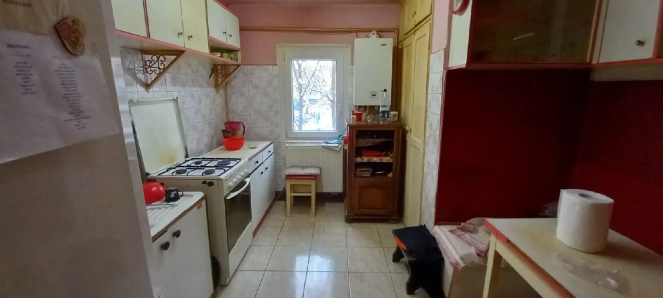 BRASADAS vinde ap 3 cam Micro 16, et. 1/4. - Agenția imobiliara BRASADAS vinde apartament 3 camere, decomandat, 2 băi, 1 balcon închis, 1 balcon deschis, etaj 1, în M 16, str. Rozmarin, Nr 2, Satu Mare, zonă foarte bună și liniștită, în apropiere exista stație de autobuz, mai multe parcuri, magazine, școală și grădiniță, loc de parcare pentru reședință, scara de bloc este îngrijită, nu sunt probleme cu vecinii. Se poate locui în starea actuală sau se poate renova după preferințele fiecăruia. Centrala termica este noua, mobilierul este din lemn masiv (se poate reconditiona), parchet din lemn masiv, 1 balcon închis cu termopan.
Www.brasadas.com.