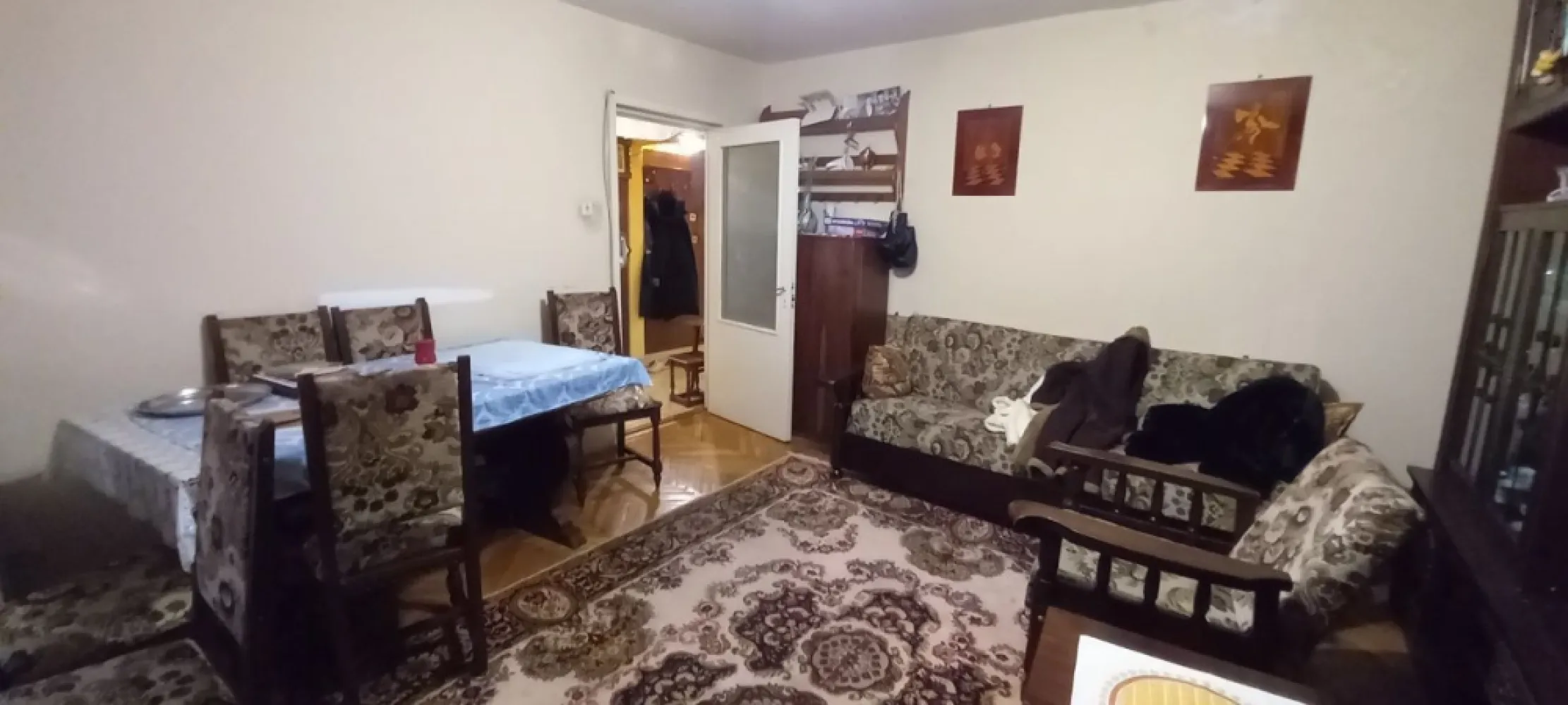 BRASADAS vinde ap 3 cam Micro 16, et. 1/4. - Agenția imobiliara BRASADAS vinde apartament 3 camere, decomandat, 2 băi, 1 balcon închis, 1 balcon deschis, etaj 1, în M 16, str. Rozmarin, Nr 2, Satu Mare, zonă foarte bună și liniștită, în apropiere exista stație de autobuz, mai multe parcuri, magazine, școală și grădiniță, loc de parcare pentru reședință, scara de bloc este îngrijită, nu sunt probleme cu vecinii. Se poate locui în starea actuală sau se poate renova după preferințele fiecăruia. Centrala termica este noua, mobilierul este din lemn masiv (se poate reconditiona), parchet din lemn masiv, 1 balcon închis cu termopan.
Www.brasadas.com.