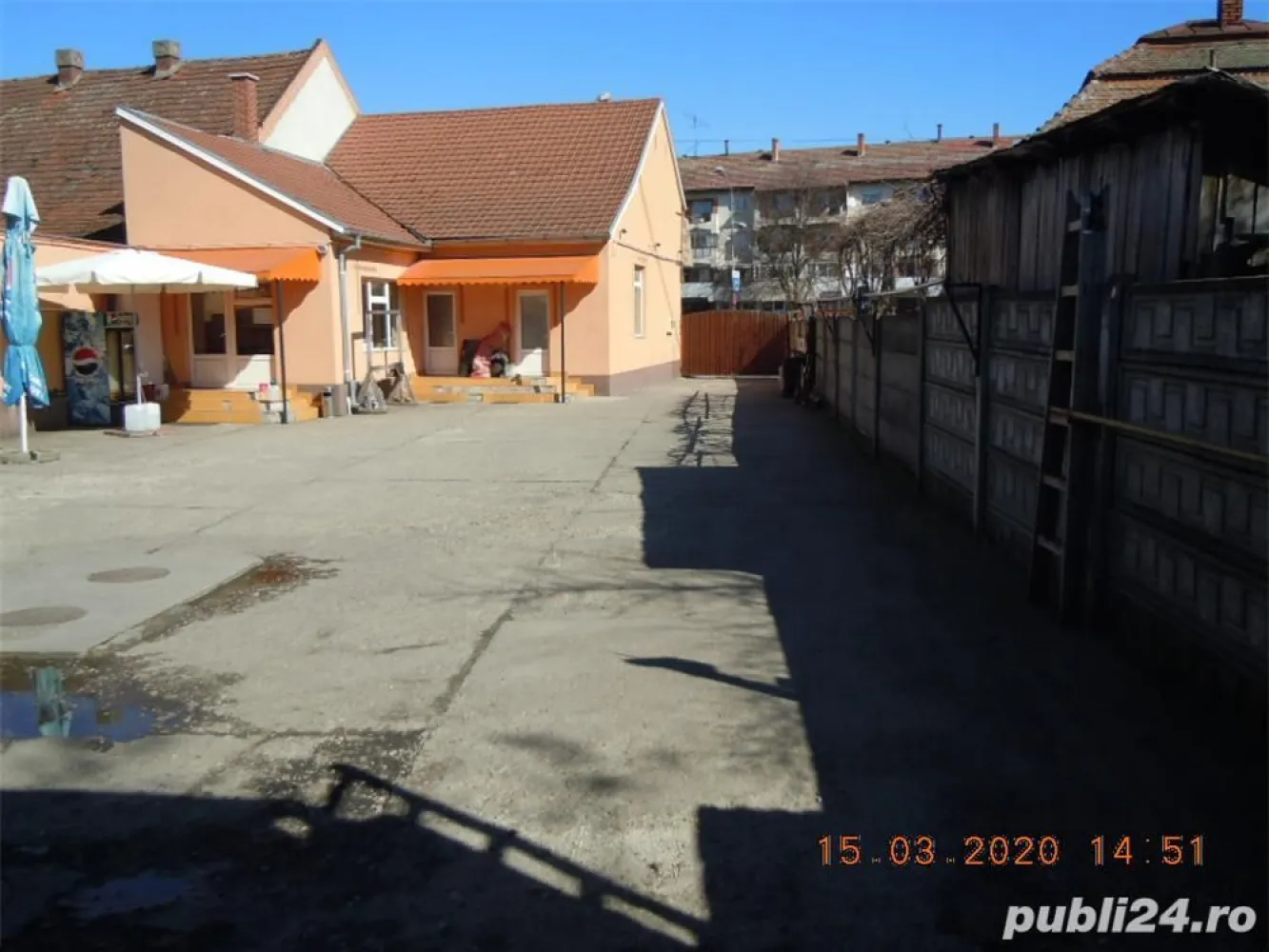 Spalatorie auto situată în Municipiul Satu Mare pe B-dul. Lucian Blaga nr. 45. - Spălătoria auto este situată în Municipiul Satu Mare pe B-dul. Lucian Blaga nr. 45. Terenul în proprietate are suprafața de 575 mp din care pe suprafața de 175 mp sunt edificate următoarele imobile: 
- hală cu 3 boxe pentru spălătoria auto - 95 mp;
- clădire cu suprafața de 80 mp, ce conține un spațiu comercial stradal și încăperi utile pentru spălătorie (birou, vestiar, grupuri sociale).
 Pentru proiecte mai mari, acest teren împreună cu alte trei imobile învecinate au suprafața de cca. 2.000 mp, și sunt ideale pentru derularea unor proiecte de dezvoltare imobiliară.