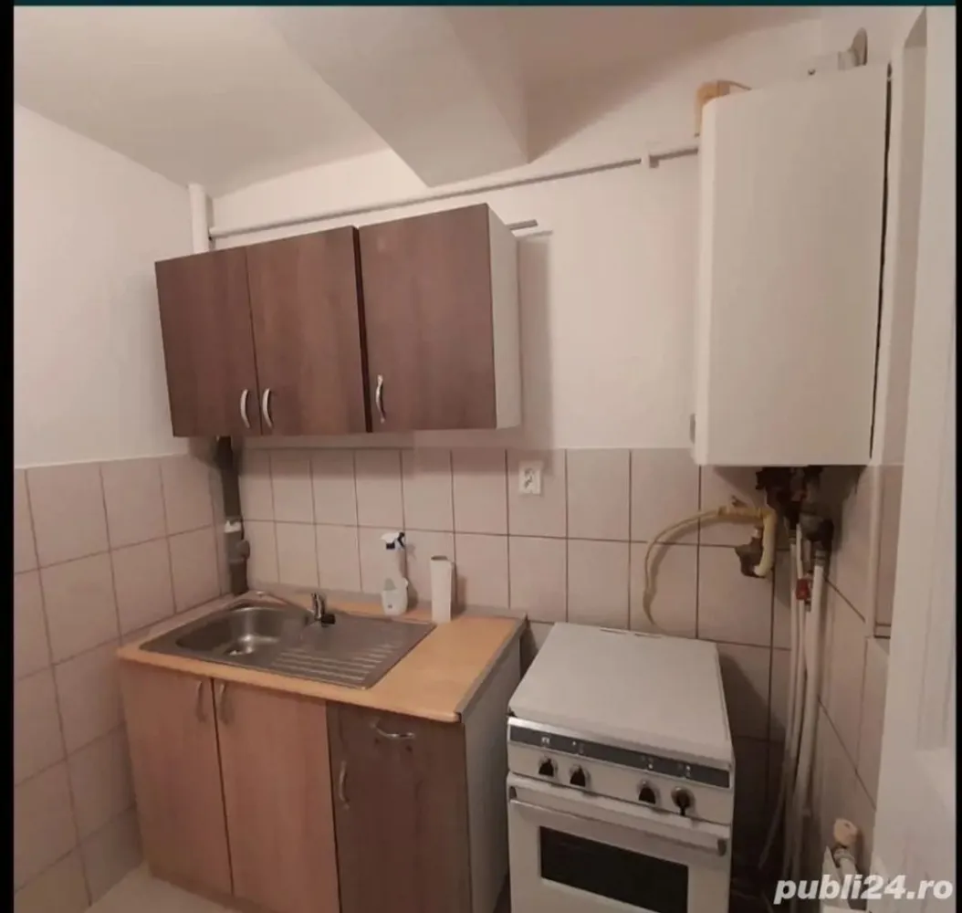 BRASADAS vinde garsoniera 21mp pe Ostrovului la PARTER. - Agentia Imobiliara BRASADAS vinde garsoniera 21mp la PARTER pe Ostrovului. 
Dotata, utilata, geamuri termopan, usa metalica, centrala, frigider, masina de spalat.
Www.brasadas.com.