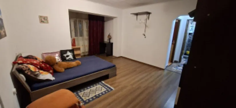 BRASADAS vinde ap 2 cam etaj 2 pe Botizului.