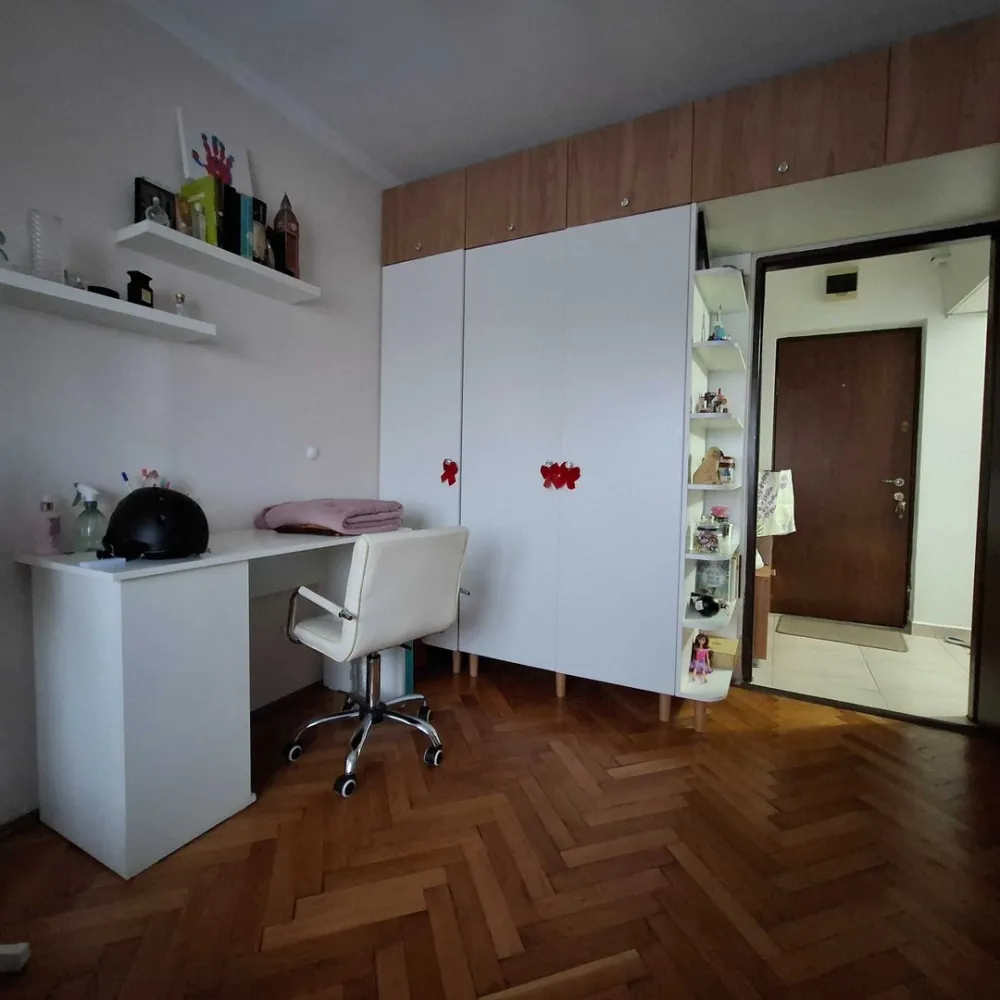 BRASADAS vinde ap cam etaj 2 in zona Avram Iancu. - Agentia Imobiliara BRASADAS vinde apartament 3 camere semidecomandat la etajul 2.
Situat pe strada Avram Iancu in apropierea stadionului Olimpia, imobilul dispune de două dormitoare, o bucătărie deschisă cu livingul, o baie, un balcon și două cămări, geamuri termopan și parțial mobilat.
Acest apartament este ideal pentru o familie cu copii, într-o zonă liniștită cu acces facil la transport, magazine, școli și parcuri.
Www.brasadas.com.