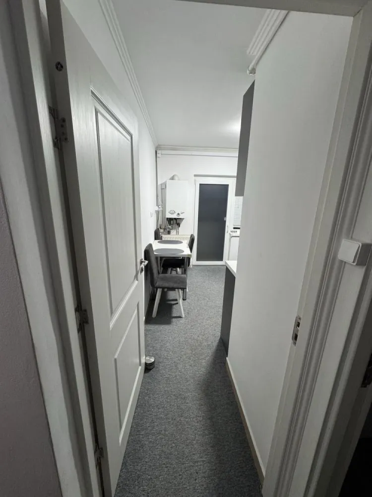 BRASADAS vinde ap 2 cam etaj 3/4 Micro 17. - Agentia Imobiliara BRASADAS vinde apartament cu 2 camere, decomandat, situat în cartierul Micro 17 pe strada Brașov, cu o suprafață de aproximativ 50 mp, situat la etajul 3 al unui imobil bine întreținut. Apartamentul este izolat și are o compartimentare practică, fiind compus din hol, dormitor, living, bucătărie, baie și două balcoane.

Locuința dispune de boxă în beci și loc de parcare. Este situată într-o zonă liniștită, ideală pentru familie, cu acces facil la piață, grădiniță, școală, parcuri și magazine.

Apartamentul se vinde mobilat și utilat, fiind gata pentru mutare imediată.

Www.brasadas.com.