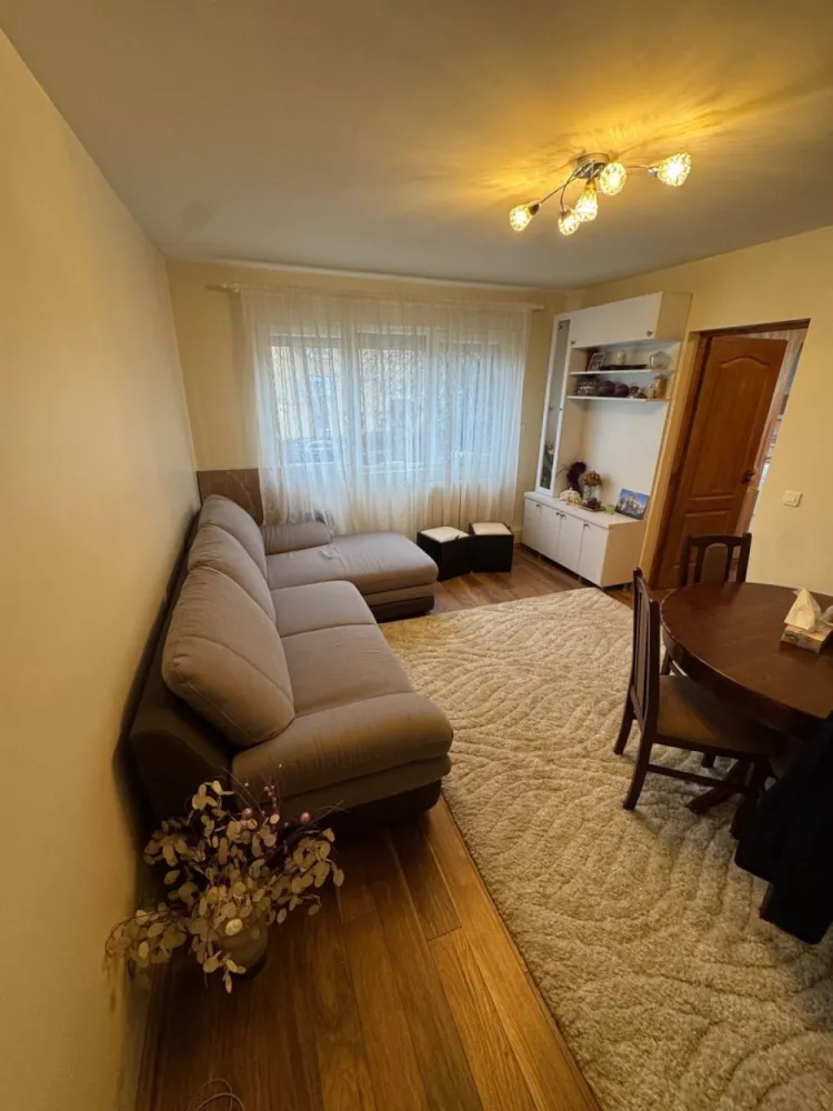 BRASADAS vinde ap cam etaj 1/4 in Micro 15. - Agenția imobiliara BRASADAS vinde apartament cu doua camere, in zona Micro 15 la etajul 1/4 ,intr-o zona cu facilitati si acces usor la spitalul judetean,piata de alimente ,statie de autobuz,etc.
Apartamenul are 42 de metri patrati si este complet renovat.
Electricitatea , instalatia de apa si canalizarea sunt noi.Geamurile termopan noi cu jaluzele elctrice noi . Usa de la intrare cat si usile interioare sunt noi. Incalzirea este noua. Balconul este inchis cu termopan.
Apartamentul se vinde cu:
Bucataria complet utilata compusa din, cuptor ,plita pe inductie,cuptor cu microunde si frigider cu congelator.
Livingul este mobilat si are canapea extensibila.
Dormitorul e compus din dulap incastrat pe dimensiune si pat cu saltea pe comanda noua.
Balconul este echipat cu masina de spalat si masina de uscat haine .
Baia este cu cada,chiuveta si wc suspendat .
Holul are spatii de organizare si depozitare .
Www.brasadas.com.