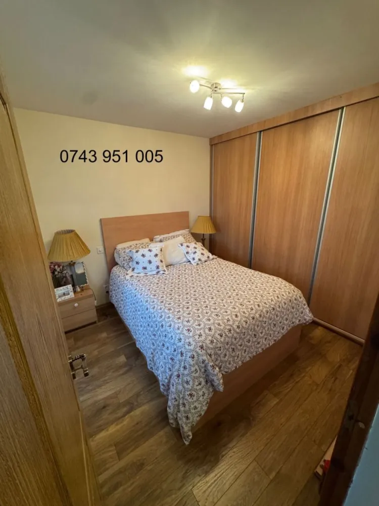 BRASADAS vinde ap cam etaj 1/4 in Micro 15. - Agenția imobiliara BRASADAS vinde apartament cu doua camere, in zona Micro 15 la etajul 1/4 ,intr-o zona cu facilitati si acces usor la spitalul judetean,piata de alimente ,statie de autobuz,etc.
Apartamenul are 42 de metri patrati si este complet renovat.
Electricitatea , instalatia de apa si canalizarea sunt noi.Geamurile termopan noi cu jaluzele elctrice noi . Usa de la intrare cat si usile interioare sunt noi. Incalzirea este noua. Balconul este inchis cu termopan.
Apartamentul se vinde cu:
Bucataria complet utilata compusa din, cuptor ,plita pe inductie,cuptor cu microunde si frigider cu congelator.
Livingul este mobilat si are canapea extensibila.
Dormitorul e compus din dulap incastrat pe dimensiune si pat cu saltea pe comanda noua.
Balconul este echipat cu masina de spalat si masina de uscat haine .
Baia este cu cada,chiuveta si wc suspendat .
Holul are spatii de organizare si depozitare .
Www.brasadas.com.