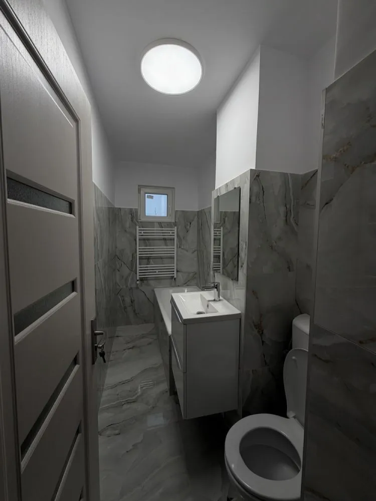 BRASADAS vinde ap 2 cam etaj 4/4 - Zona Micro 15. - Agenția imobiliara BRASADAS vinde apartament 2 camere RENOVAT premium, la cheie în zona Micro 15.situat la etajul 4, într-un imobil cu acoperiș. Proprietatea a fost renovată integral de la A la Z, cu atenție la detalii, folosind materiale de calitate superioară. Totul este nou, neutilizat.

Apartamentul se predă la cheie, fiind gata pentru mutare imediată, fără costuri suplimentare. Ideal pentru cei care își doresc confort, siguranță și un spațiu modern, dar și pentru investiție.

Www.brasadas.com.