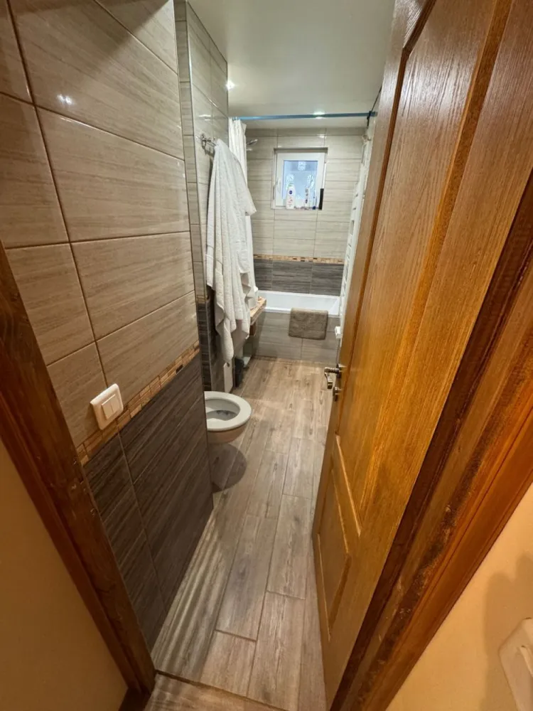 BRASADAS vinde ap cam etaj 1/4 in Micro 15. - Agenția imobiliara BRASADAS vinde apartament cu doua camere, in zona Micro 15 la etajul 1/4 ,intr-o zona cu facilitati si acces usor la spitalul judetean,piata de alimente ,statie de autobuz,etc.
Apartamenul are 42 de metri patrati si este complet renovat.
Electricitatea , instalatia de apa si canalizarea sunt noi.Geamurile termopan noi cu jaluzele elctrice noi . Usa de la intrare cat si usile interioare sunt noi. Incalzirea este noua. Balconul este inchis cu termopan.
Apartamentul se vinde cu:
Bucataria complet utilata compusa din, cuptor ,plita pe inductie,cuptor cu microunde si frigider cu congelator.
Livingul este mobilat si are canapea extensibila.
Dormitorul e compus din dulap incastrat pe dimensiune si pat cu saltea pe comanda noua.
Balconul este echipat cu masina de spalat si masina de uscat haine .
Baia este cu cada,chiuveta si wc suspendat .
Holul are spatii de organizare si depozitare .
Www.brasadas.com.