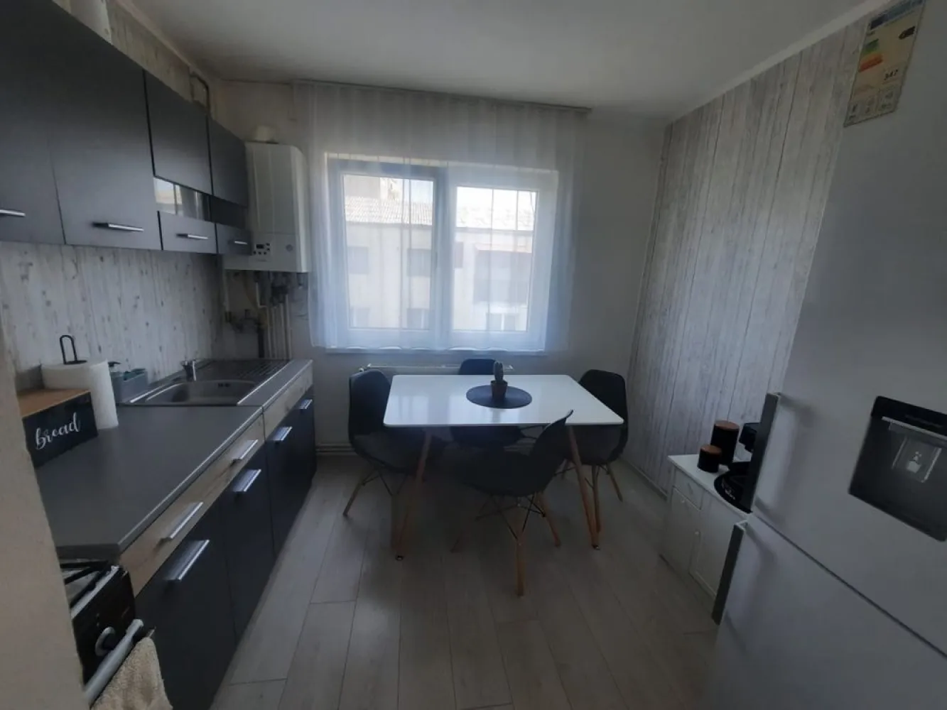 BRASADAS vinde ap 2 cam etaj 4/4 in Micro 16. - Agentia Imobiliara BRASADAS vinde apartament cu 2 camere la etajul 4/4 in Micro 16.
Recent renovat
Spațios
In apropiere de supermarket, Scoala , grădinița, parc
Zona, bloc liniștit.
Www.brasadas.com.