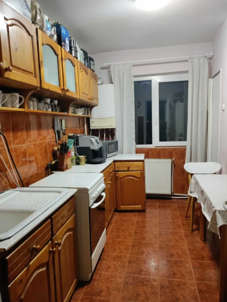BRASADAS vinde ap 3 cam etaj 6 Careiului Micro 16. - Agentia Imobiliara BRASADAS vinde apartament cu 3 camere, semidecomandat, strada Careiului, etj.6, cu 2 bai, parchet, gresie, faianta, incalzire centrala, balcon mare. 
Apartamentul este pozitionat aproape de centrele comerciale, scoala, piata.
Www.brasadas.com.