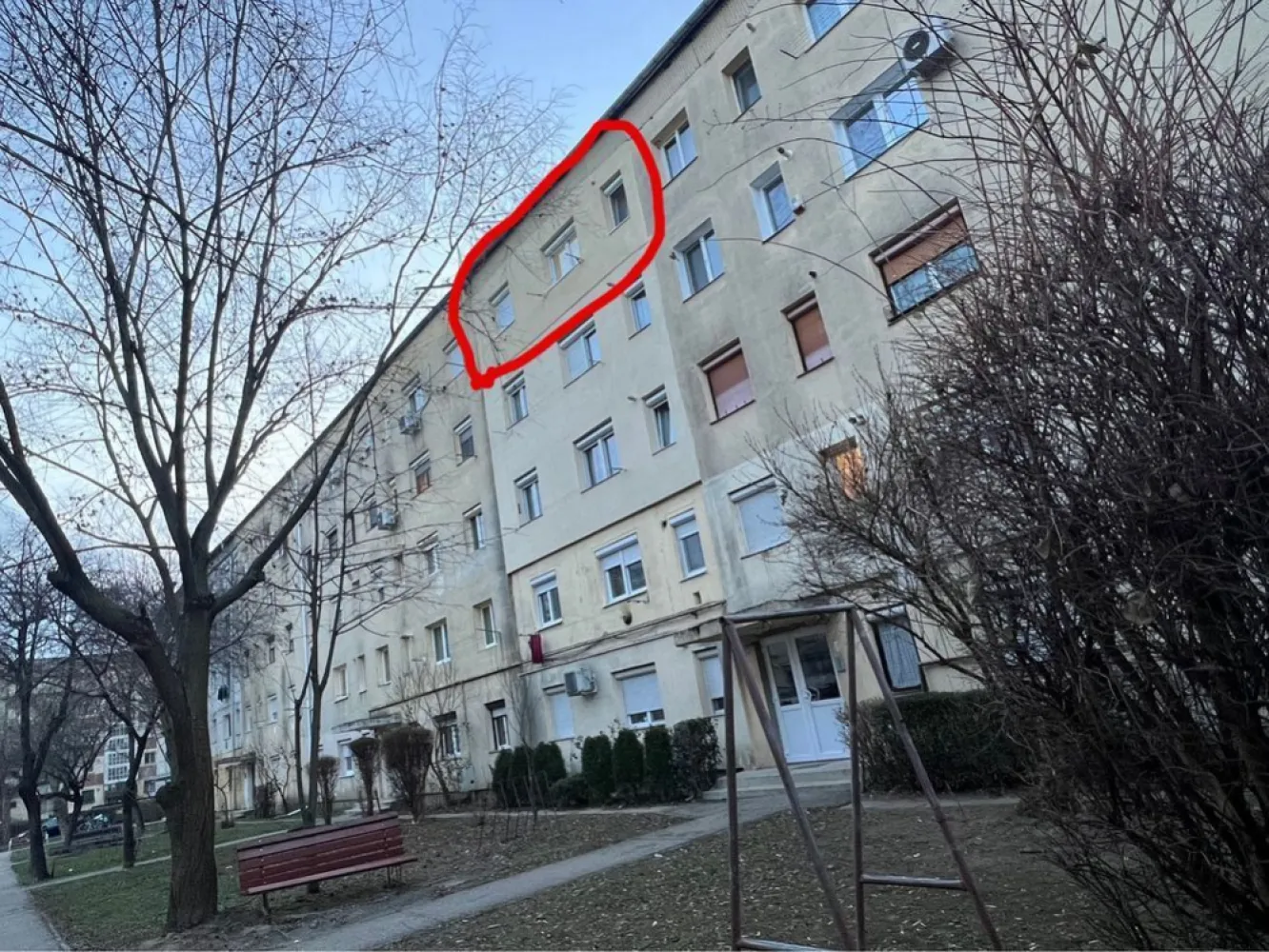Vand Apartament 2 camere 4/4. Mobilat si utilat - •Vă oferim spre vânzare un apartament cu 2 camere complet mobilat și utilat situat pe strada Humulești nr. 11, la etajul 4din 4 al unui bloc izolat termic, într-o scară curată și îngrijită, închisă cu interfon. Cu o suprafață utilă de 33.mp, locuința este compartimentată eficient: hol de acces, bucătărie , cameră de zi, baie și dormitor.
•Zona în care este amplasat apartamentul oferă toate facilitățile necesare pentru un stil de viață comod: magazine alimentare, parc, stații de autobuz și taxi, benzinărie, piață, școli și grădinițe, toate aflate la distanță mică de mers pe jos.