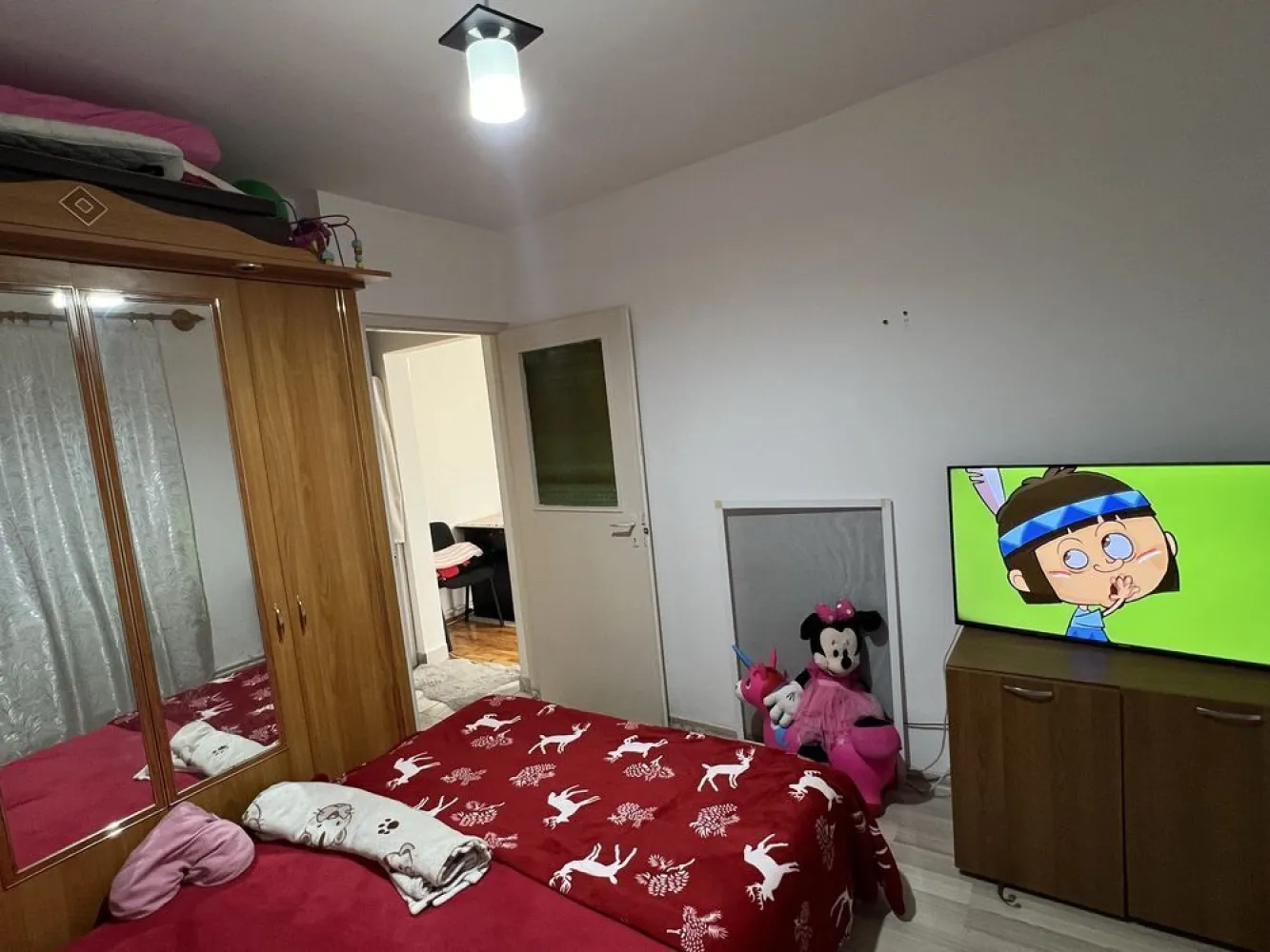 Vand Apartament 2 camere 4/4. Mobilat si utilat - •Vă oferim spre vânzare un apartament cu 2 camere complet mobilat și utilat situat pe strada Humulești nr. 11, la etajul 4din 4 al unui bloc izolat termic, într-o scară curată și îngrijită, închisă cu interfon. Cu o suprafață utilă de 33.mp, locuința este compartimentată eficient: hol de acces, bucătărie , cameră de zi, baie și dormitor.
•Zona în care este amplasat apartamentul oferă toate facilitățile necesare pentru un stil de viață comod: magazine alimentare, parc, stații de autobuz și taxi, benzinărie, piață, școli și grădinițe, toate aflate la distanță mică de mers pe jos.