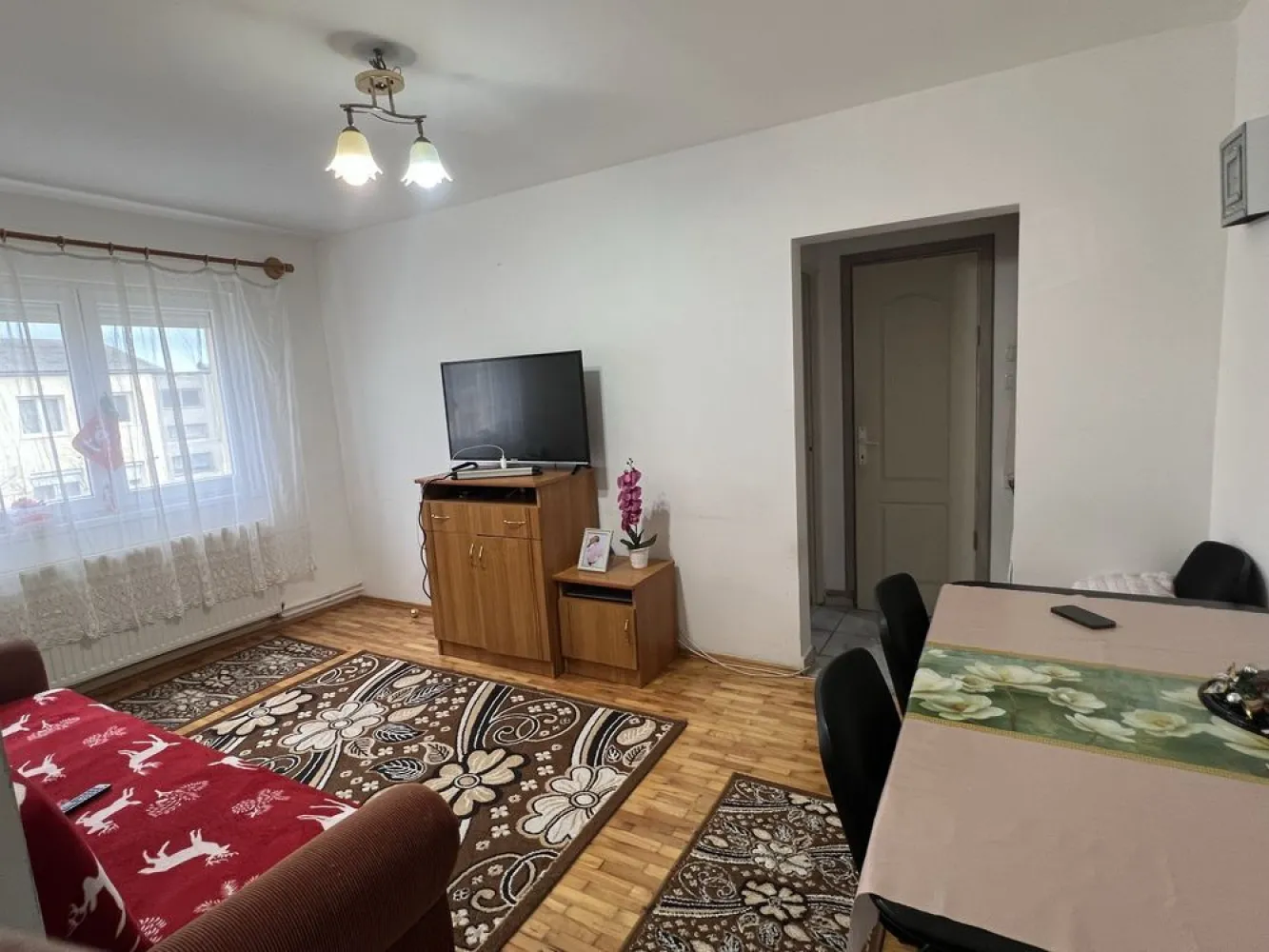 Vand Apartament 2 camere 4/4. Mobilat si utilat - •Vă oferim spre vânzare un apartament cu 2 camere complet mobilat și utilat situat pe strada Humulești nr. 11, la etajul 4din 4 al unui bloc izolat termic, într-o scară curată și îngrijită, închisă cu interfon. Cu o suprafață utilă de 33.mp, locuința este compartimentată eficient: hol de acces, bucătărie , cameră de zi, baie și dormitor.
•Zona în care este amplasat apartamentul oferă toate facilitățile necesare pentru un stil de viață comod: magazine alimentare, parc, stații de autobuz și taxi, benzinărie, piață, școli și grădinițe, toate aflate la distanță mică de mers pe jos.