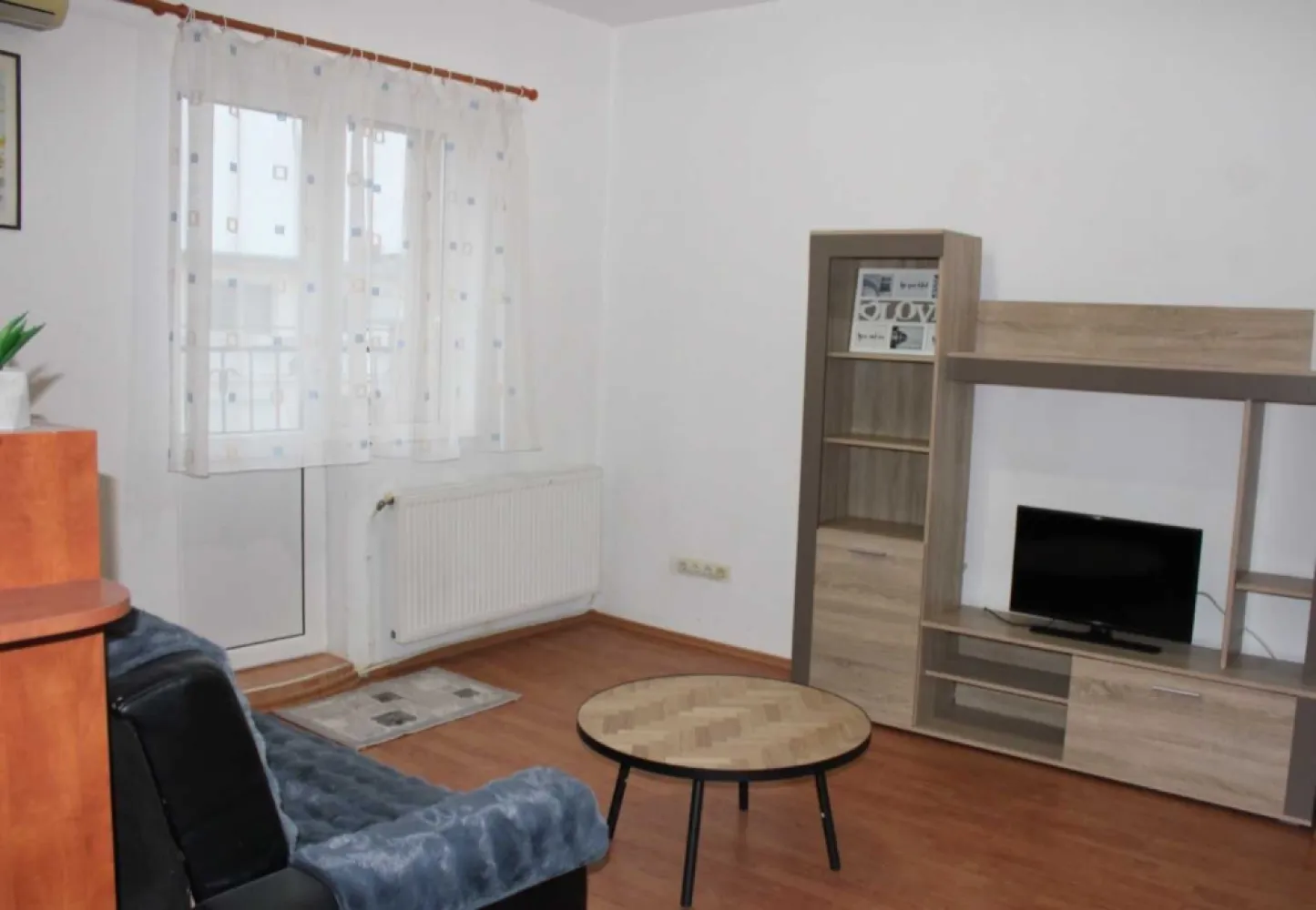 BRASADAS vinde ap 2 cam etaj 4/4 ULTRACENTRAL - Agentia Imobiliara BRASADAS vinde apartament cu doua camere, 60 m utili, situat la etajul 4 din 4 in zonă ultracentrală.

-Compartimentare practică: living open-space cu bucătăria, 1 dormitor, balcon și baie.
-Aproape de magazine, transport și toate facilitățile.

Www.brasadas.com