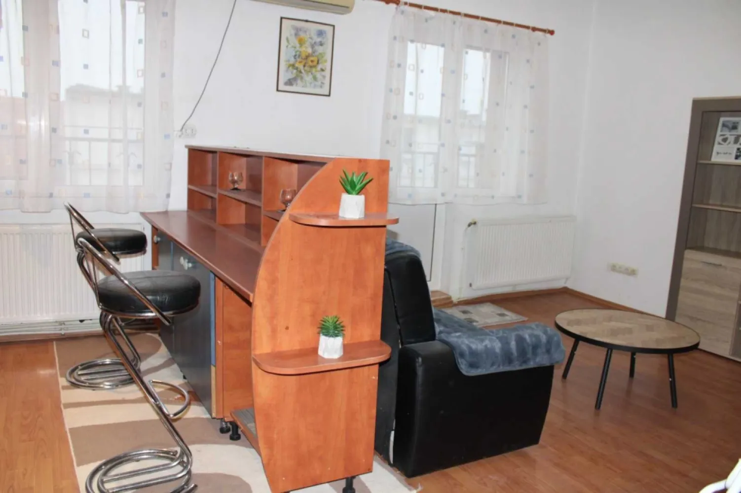 BRASADAS vinde ap 2 cam etaj 4/4 ULTRACENTRAL - Agentia Imobiliara BRASADAS vinde apartament cu doua camere, 60 m utili, situat la etajul 4 din 4 in zonă ultracentrală.

-Compartimentare practică: living open-space cu bucătăria, 1 dormitor, balcon și baie.
-Aproape de magazine, transport și toate facilitățile.

Www.brasadas.com