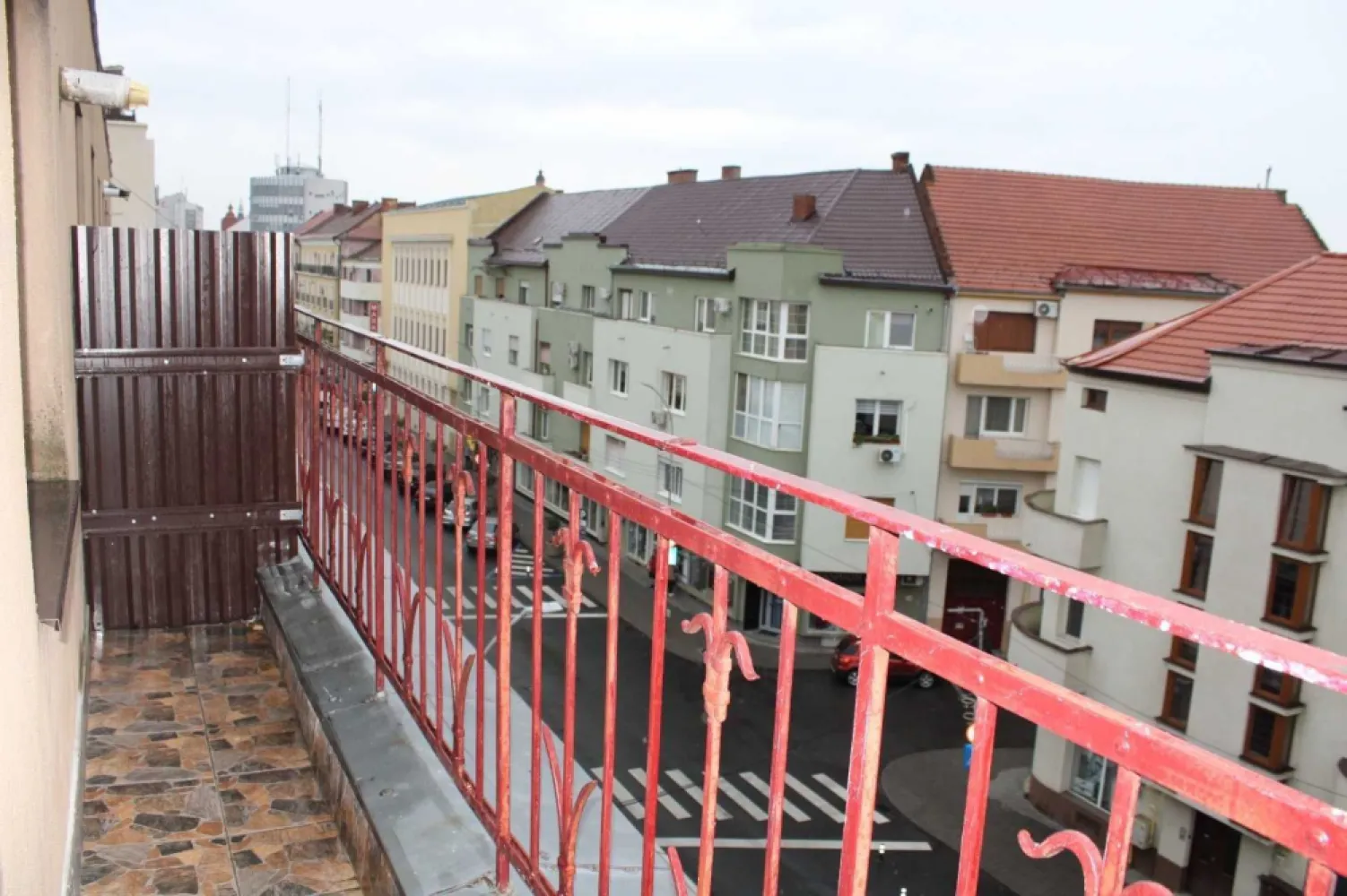 BRASADAS vinde ap 2 cam etaj 4/4 ULTRACENTRAL - Agentia Imobiliara BRASADAS vinde apartament cu doua camere, 60 m utili, situat la etajul 4 din 4 in zonă ultracentrală.

-Compartimentare practică: living open-space cu bucătăria, 1 dormitor, balcon și baie.
-Aproape de magazine, transport și toate facilitățile.

Www.brasadas.com