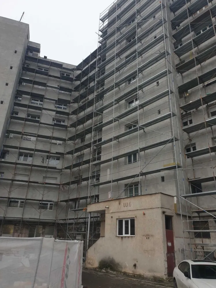 BRASADAS vinde ap cam etaj 6/8 Soarelui. - Agentia Imobiliara BRASADAS vinde apartament in Soarelui pe strada Lucian Blaga cu o suprafață utila de 108 mp si dispune de 5 camere,bucatarie,2 bai,1 camara,1 balcon,se află la etajul 6 (din 8) cu lift!
Blocul se află in curs de renovare termică si pana in primăvară o sa fie montate geamurile termopan! 
Necesită renovare completă! 
Www.brasadas.com.