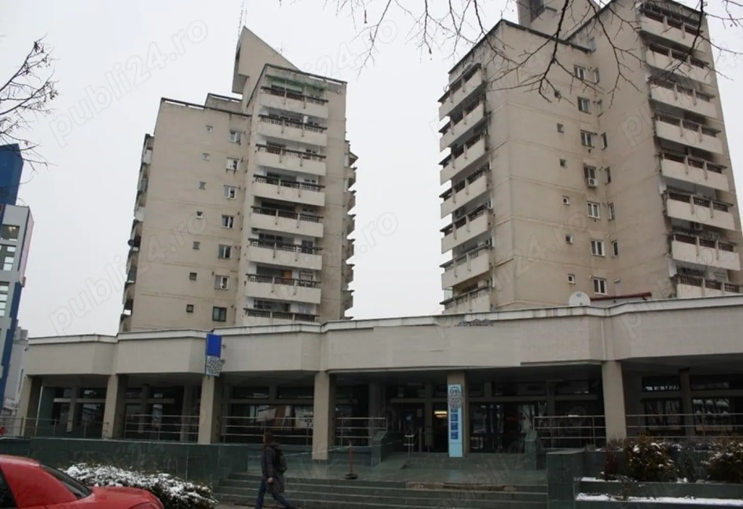 Cladire de birouri 1825 mp Satu Mare - Clădirea propusă pentru vanzare este amplasată în plin centrul orașului Satu Mare, la intrepătrunderea centrului vechi cu cel nou (civic), adiacent pieței centrale din vecinătatea clădirii consiliului Județean si Primăriei Satu Mare. Este o zona mixta de clădiri administrative, blocuri de locuit cu regim mic de înălțime precum si un centru comercial.

Forma clădirii este poligonala neregulata, spațiul fiind dezvoltat pe trei nivele (Demisol Subsol, parter si etaj) intre si sub apartamentele de locuințe având regim de înălțime S=P+M+10 etaje. Terenul aferent este in suprafata de 948 1233 mp aflat in proprietate in indiviziune si 17 mp in concesiune.

Solutie constructiva si finisaje: Tamplaria exterioara este din PVC cu geam termopan, cu doua randuri de usi la intrare, una din geam termopan si una automata. Tamplaria interioara este din PVC. Peretii sunt acoperiti cu vopsea lavabila si partial cu faianta, iar pardoselile sunt din marmura si gresie in zonele de tranzit sau acoperite cu mocheta in zonele de birouri. 

Valoarea bunurilor mobile aflate in incinta imobilului nu este inclusa in pret. 
ID 13570
