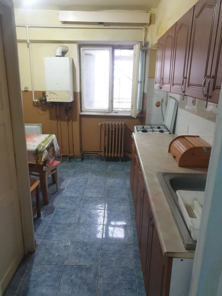 BRASADAS vinde ap cam etaj 6/8 Soarelui. - Agentia Imobiliara BRASADAS vinde apartament in Soarelui pe strada Lucian Blaga cu o suprafață utila de 108 mp si dispune de 5 camere,bucatarie,2 bai,1 camara,1 balcon,se află la etajul 6 (din 8) cu lift!
Blocul se află in curs de renovare termică si pana in primăvară o sa fie montate geamurile termopan! 
Necesită renovare completă! 
Www.brasadas.com.