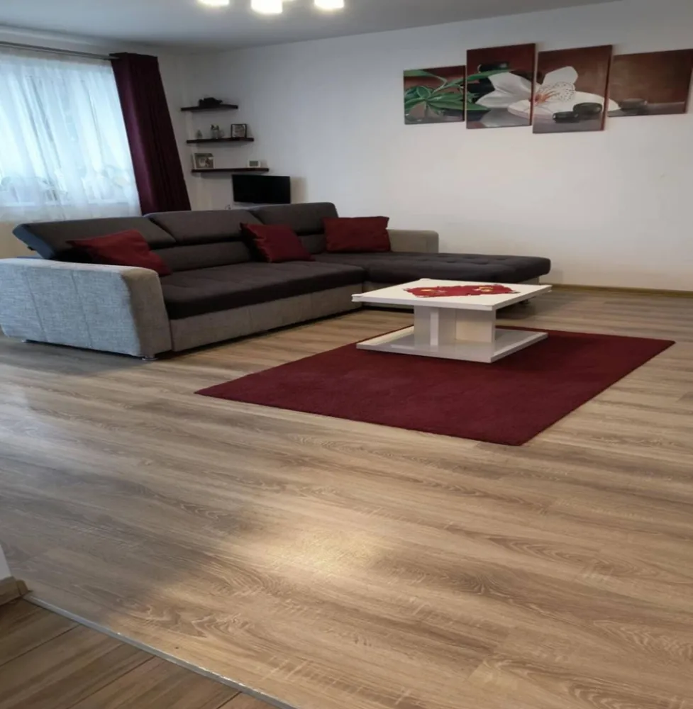 BRASADAS vinde ap 3 cam etaj 3/4 în Floreşti. - Agentia Imobiliara BRASADAS vinde apartament compus din living+bucătărie tip open space, 2 dormitoare, baie si hol in totalitate 67 m2. Apartamentul mai dispune si de 2 balcoane mari, la etajul 3 din 4. 
Are o orientare E-V, cu multa lumina naturala. Întreținerea este foarte mica, având doar 2 pereți exteriori. Se vinde complet mobilat si utilat cum se vede in poze, incluzând CT, AC cu wifi in garanție, combina frigorifică, mașină de spălat vase, mașină de spălat haine clasa A in garanție, hotă, plită pe gaz, cuptor electric, cuptor cu microunde. 
Zona este liniștită. La 10 minute de mers pe jos se găsește stație de transport in comun, grădinița, scoală si magazine. 
Se poate închiria parcare îngrădita, supravghetă si cu poarta automata chiar in fața imobilului la prețul de 150 ron/lună.
Www.brasadas.com.