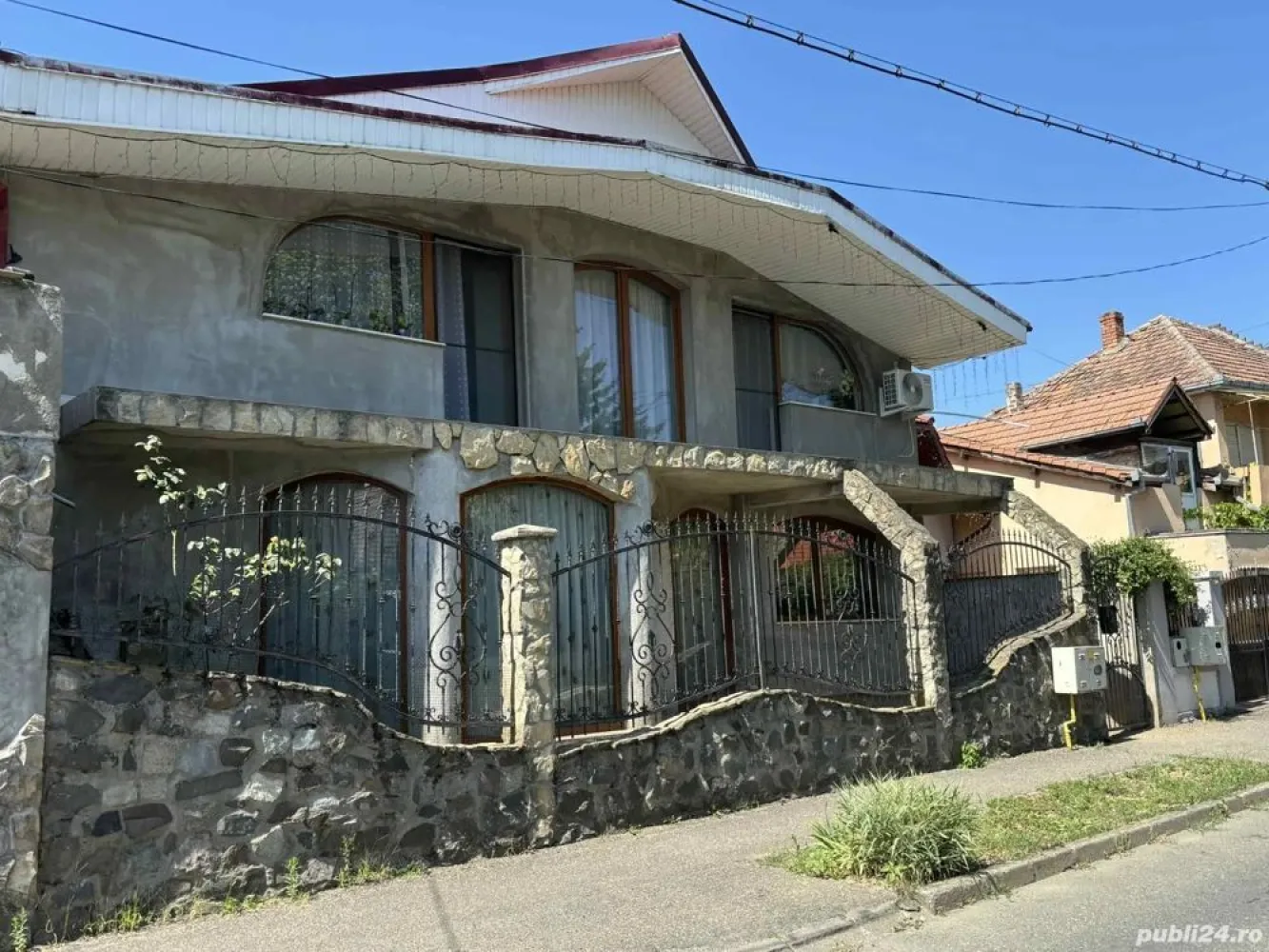 Vând casă zona Micro 17 - Vând casă zona Micro 17 ,compusă din P+M
La parter :hol,living,baie ,bucătărie ,cămară ,sală de mese 
La etaj : hol,4 camere ,baie ,plus o cameră cu baie cu intrare separată din curte ! 
Casa mai deține :garaj ,loc pentru centrala pe lemne,lemnărie,beci . Încălzirea se poate realiza atât pe gaz cat și pe lemne.
Casa nu are acces auto în curte! 
Casa necesită mici investiții ,acceptăm și schimb cu apartament plus diferență . 
Casa se vinde parțial mobilată .
Prețul este negociabil !