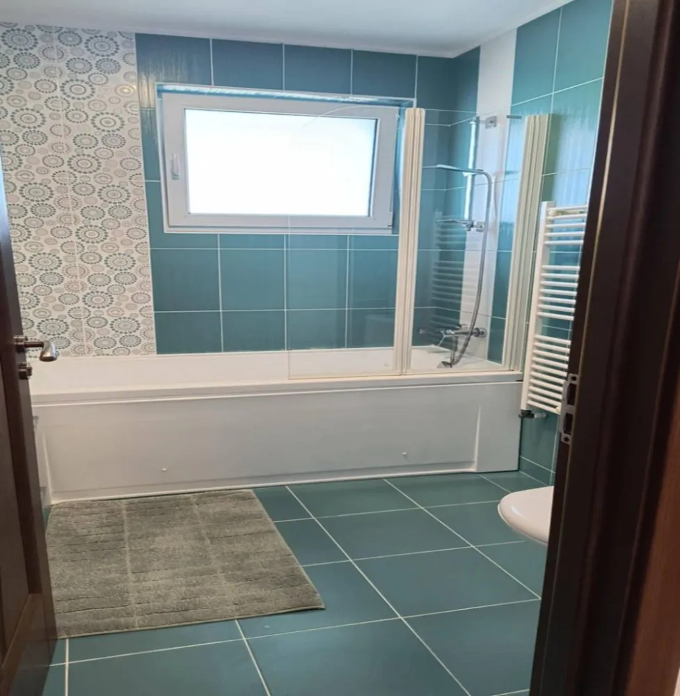 BRASADAS vinde ap 3 cam etaj 3/4 în Floreşti. - Agentia Imobiliara BRASADAS vinde apartament compus din living+bucătărie tip open space, 2 dormitoare, baie si hol in totalitate 67 m2. Apartamentul mai dispune si de 2 balcoane mari, la etajul 3 din 4. 
Are o orientare E-V, cu multa lumina naturala. Întreținerea este foarte mica, având doar 2 pereți exteriori. Se vinde complet mobilat si utilat cum se vede in poze, incluzând CT, AC cu wifi in garanție, combina frigorifică, mașină de spălat vase, mașină de spălat haine clasa A in garanție, hotă, plită pe gaz, cuptor electric, cuptor cu microunde. 
Zona este liniștită. La 10 minute de mers pe jos se găsește stație de transport in comun, grădinița, scoală si magazine. 
Se poate închiria parcare îngrădita, supravghetă si cu poarta automata chiar in fața imobilului la prețul de 150 ron/lună.
Www.brasadas.com.