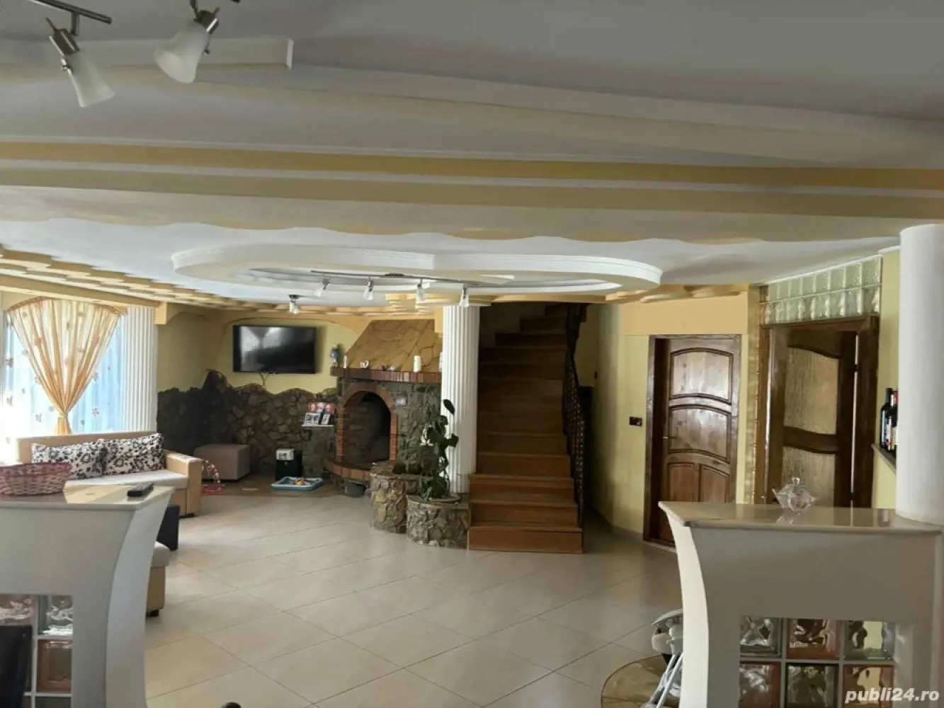 Vând casă zona Micro 17 - Vând casă zona Micro 17 ,compusă din P+M
La parter :hol,living,baie ,bucătărie ,cămară ,sală de mese 
La etaj : hol,4 camere ,baie ,plus o cameră cu baie cu intrare separată din curte ! 
Casa mai deține :garaj ,loc pentru centrala pe lemne,lemnărie,beci . Încălzirea se poate realiza atât pe gaz cat și pe lemne.
Casa nu are acces auto în curte! 
Casa necesită mici investiții ,acceptăm și schimb cu apartament plus diferență . 
Casa se vinde parțial mobilată .
Prețul este negociabil !
