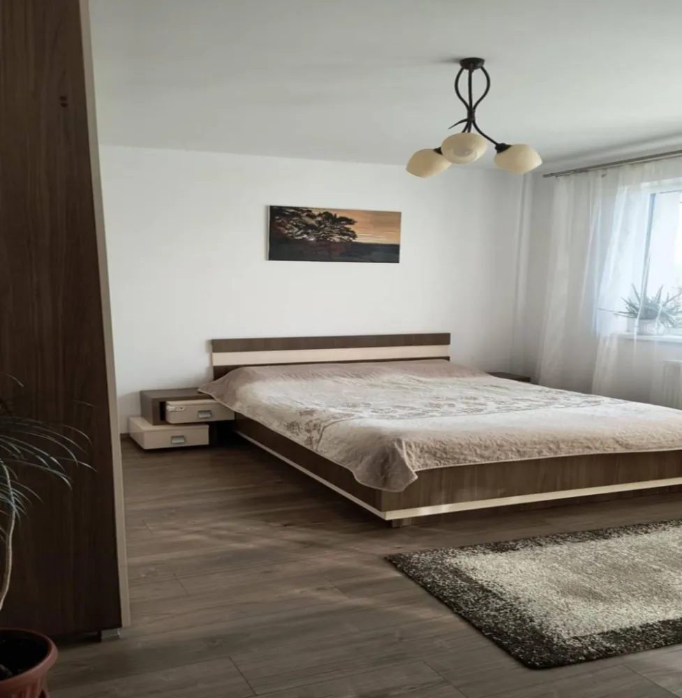 BRASADAS vinde ap 3 cam etaj 3/4 în Floreşti. - Agentia Imobiliara BRASADAS vinde apartament compus din living+bucătărie tip open space, 2 dormitoare, baie si hol in totalitate 67 m2. Apartamentul mai dispune si de 2 balcoane mari, la etajul 3 din 4. 
Are o orientare E-V, cu multa lumina naturala. Întreținerea este foarte mica, având doar 2 pereți exteriori. Se vinde complet mobilat si utilat cum se vede in poze, incluzând CT, AC cu wifi in garanție, combina frigorifică, mașină de spălat vase, mașină de spălat haine clasa A in garanție, hotă, plită pe gaz, cuptor electric, cuptor cu microunde. 
Zona este liniștită. La 10 minute de mers pe jos se găsește stație de transport in comun, grădinița, scoală si magazine. 
Se poate închiria parcare îngrădita, supravghetă si cu poarta automata chiar in fața imobilului la prețul de 150 ron/lună.
Www.brasadas.com.