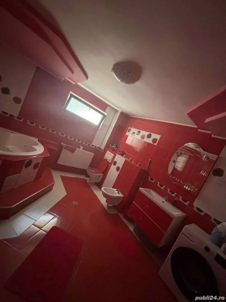 Vând casă zona Micro 17 - Vând casă zona Micro 17 ,compusă din P+M
La parter :hol,living,baie ,bucătărie ,cămară ,sală de mese 
La etaj : hol,4 camere ,baie ,plus o cameră cu baie cu intrare separată din curte ! 
Casa mai deține :garaj ,loc pentru centrala pe lemne,lemnărie,beci . Încălzirea se poate realiza atât pe gaz cat și pe lemne.
Casa nu are acces auto în curte! 
Casa necesită mici investiții ,acceptăm și schimb cu apartament plus diferență . 
Casa se vinde parțial mobilată .
Prețul este negociabil !