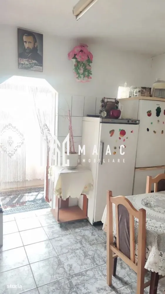 Apartament 2 camere decomandat | Etaj 4/5 | Lazaret - Maac Imobiliare vă propune spre vânzare un apartament cu 2 camere decomandat, cu o suprafață de 55 mp, situat la etajul 4/4 în cartierul Lazaret din Sibiu – o zonă apreciată pentru accesul facil și liniște.

Caracteristici generale:
Suprafață utilă: 55 mp
Etaj: 4/5
Balcon închis
Apartament izolat termic
Pivniță proprie
Acces la uscătorie comună
Se predă mobilat și utilat
Include boxă la subsol

Stare:
Necesită renovare, dar oferă potențial excelent pentru personalizare sau investiție imobiliară

Localizare avantajoasă – Lazaret:
Aproape de magazine, școală, licee, farmacie, frizerie, spălătorie auto, benzinărie
Acces rapid la mijloace de transport
Zonă liniștită, cu toate facilitățile la îndemână

Ideal atât pentru locuință proprie, cât și pentru închiriere sau revânzare, datorită compartimentării și poziționării excelente.
Pentru mai multe detalii și pentru programarea unei vizionări, vă rugăm să specificați ID-ul anunțului: CP2575946