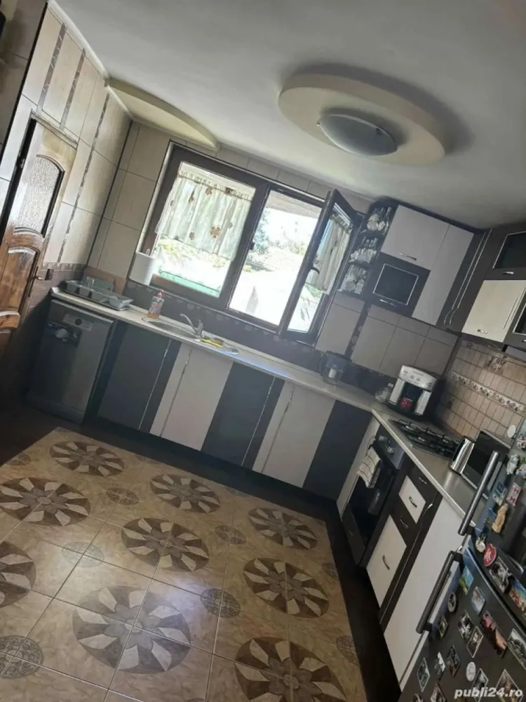 Vând casă zona Micro 17 - Vând casă zona Micro 17 ,compusă din P+M
La parter :hol,living,baie ,bucătărie ,cămară ,sală de mese 
La etaj : hol,4 camere ,baie ,plus o cameră cu baie cu intrare separată din curte ! 
Casa mai deține :garaj ,loc pentru centrala pe lemne,lemnărie,beci . Încălzirea se poate realiza atât pe gaz cat și pe lemne.
Casa nu are acces auto în curte! 
Casa necesită mici investiții ,acceptăm și schimb cu apartament plus diferență . 
Casa se vinde parțial mobilată .
Prețul este negociabil !