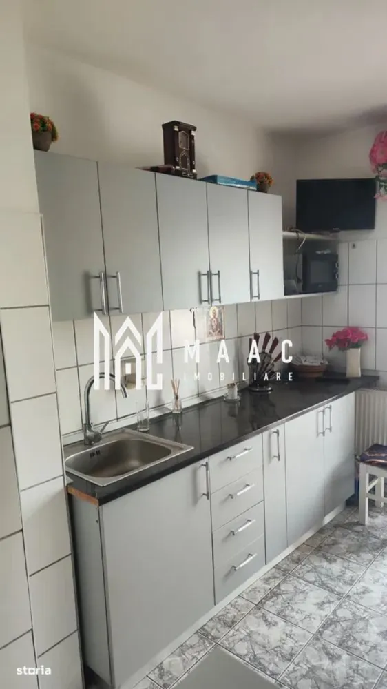 Apartament 2 camere decomandat | Etaj 4/5 | Lazaret - Maac Imobiliare vă propune spre vânzare un apartament cu 2 camere decomandat, cu o suprafață de 55 mp, situat la etajul 4/4 în cartierul Lazaret din Sibiu – o zonă apreciată pentru accesul facil și liniște.

Caracteristici generale:
Suprafață utilă: 55 mp
Etaj: 4/5
Balcon închis
Apartament izolat termic
Pivniță proprie
Acces la uscătorie comună
Se predă mobilat și utilat
Include boxă la subsol

Stare:
Necesită renovare, dar oferă potențial excelent pentru personalizare sau investiție imobiliară

Localizare avantajoasă – Lazaret:
Aproape de magazine, școală, licee, farmacie, frizerie, spălătorie auto, benzinărie
Acces rapid la mijloace de transport
Zonă liniștită, cu toate facilitățile la îndemână

Ideal atât pentru locuință proprie, cât și pentru închiriere sau revânzare, datorită compartimentării și poziționării excelente.
Pentru mai multe detalii și pentru programarea unei vizionări, vă rugăm să specificați ID-ul anunțului: CP2575946