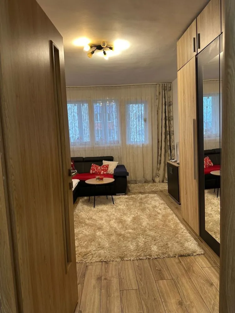 Apartament 2 camere Grigorescu Donath etaj 5/10 - Persoană fizică vând apartament cu două camere decomandate, balcon închis cu termopan. Strada Donath, la doi pași de malul Someșului. Școli, grădinițe, Profi non-stop, stație bus, foarte aproape. 

Instalație electrică schimbată.
Sanitare schimbate.
Centrala termică proprie.
Se vinde mobilat și utilat (TV, mașină de spălat vase, mașină de spălat, frigider).

Agentiile pot prelua anuntul dar nu ofer comision.