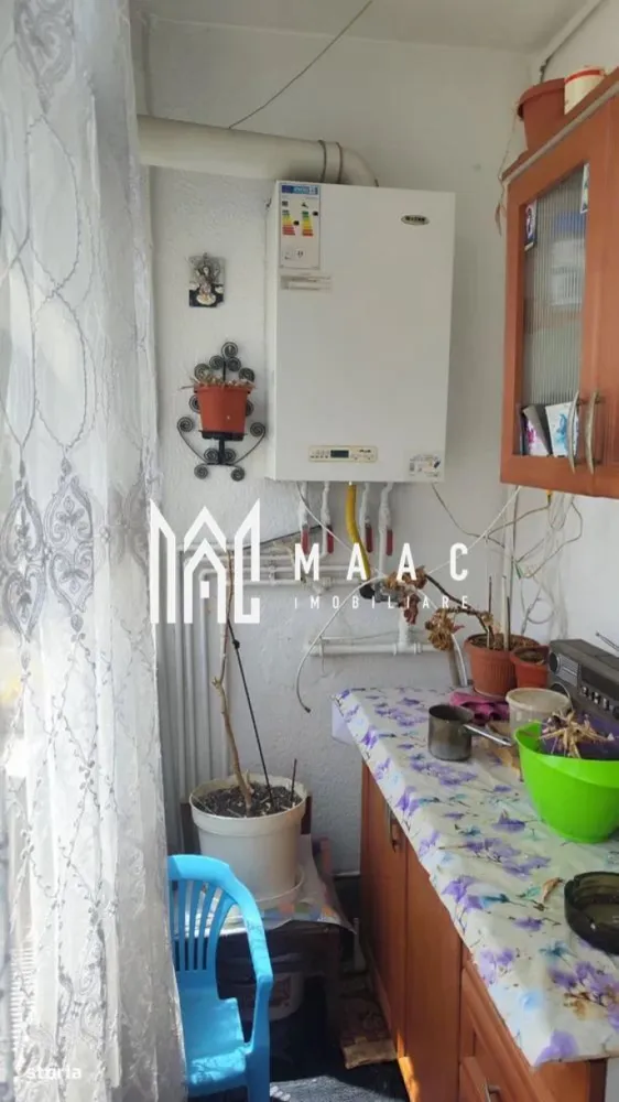 Apartament 2 camere decomandat | Etaj 4/5 | Lazaret - Maac Imobiliare vă propune spre vânzare un apartament cu 2 camere decomandat, cu o suprafață de 55 mp, situat la etajul 4/4 în cartierul Lazaret din Sibiu – o zonă apreciată pentru accesul facil și liniște.

Caracteristici generale:
Suprafață utilă: 55 mp
Etaj: 4/5
Balcon închis
Apartament izolat termic
Pivniță proprie
Acces la uscătorie comună
Se predă mobilat și utilat
Include boxă la subsol

Stare:
Necesită renovare, dar oferă potențial excelent pentru personalizare sau investiție imobiliară

Localizare avantajoasă – Lazaret:
Aproape de magazine, școală, licee, farmacie, frizerie, spălătorie auto, benzinărie
Acces rapid la mijloace de transport
Zonă liniștită, cu toate facilitățile la îndemână

Ideal atât pentru locuință proprie, cât și pentru închiriere sau revânzare, datorită compartimentării și poziționării excelente.
Pentru mai multe detalii și pentru programarea unei vizionări, vă rugăm să specificați ID-ul anunțului: CP2575946